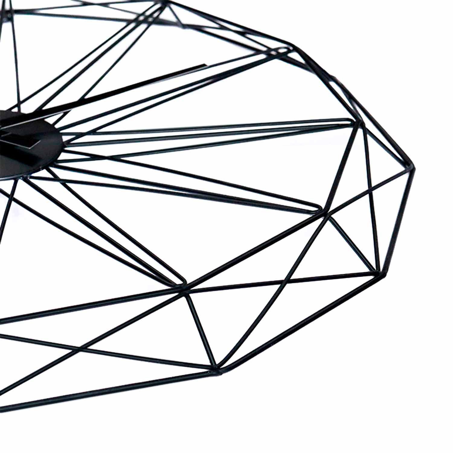 Diseño geométrico de metal negro, con líneas que forman múltiples triángulos. El fondo es blanco.