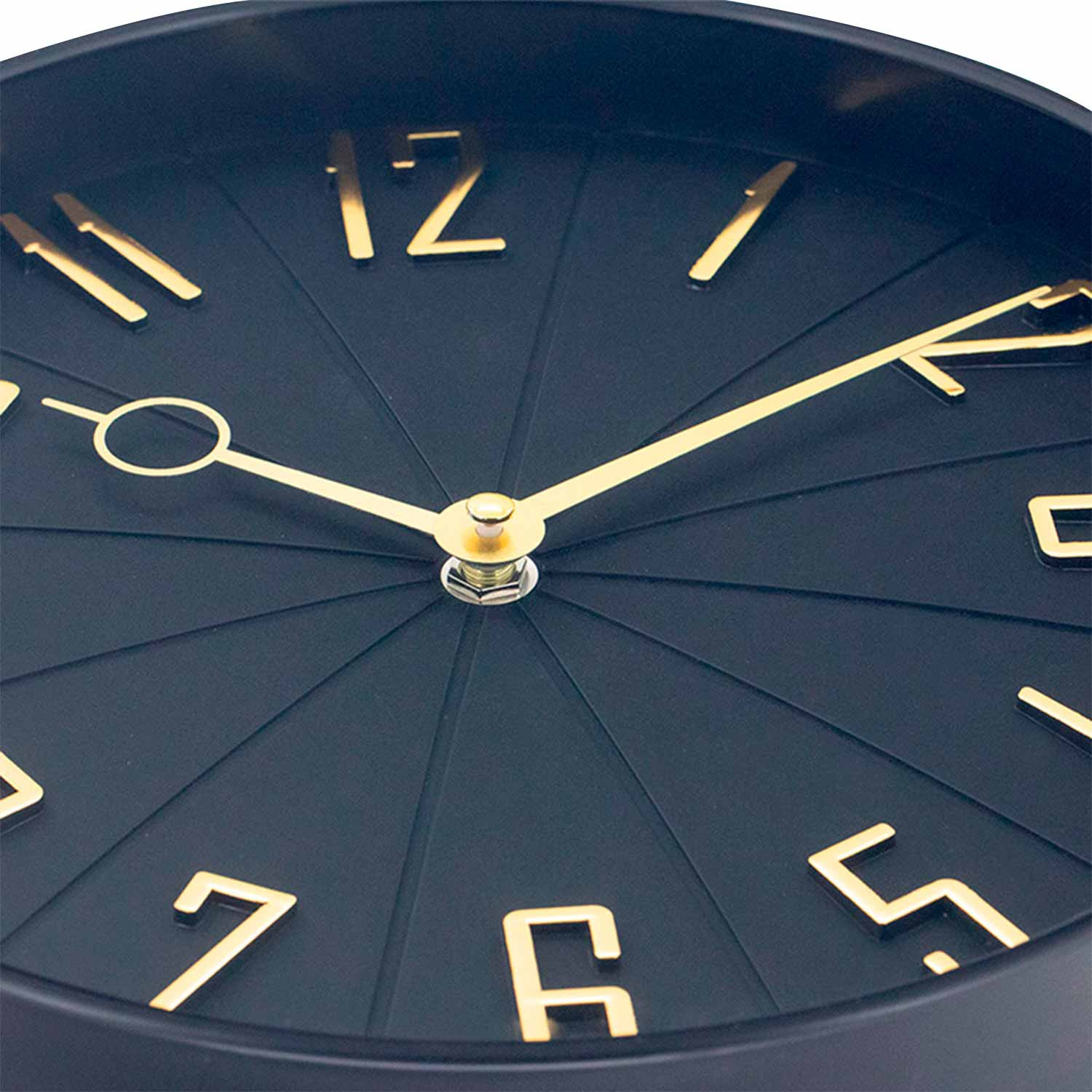 Una esfera de reloj negra muestra manecillas y números dorados sobre un fondo oscuro texturizado.