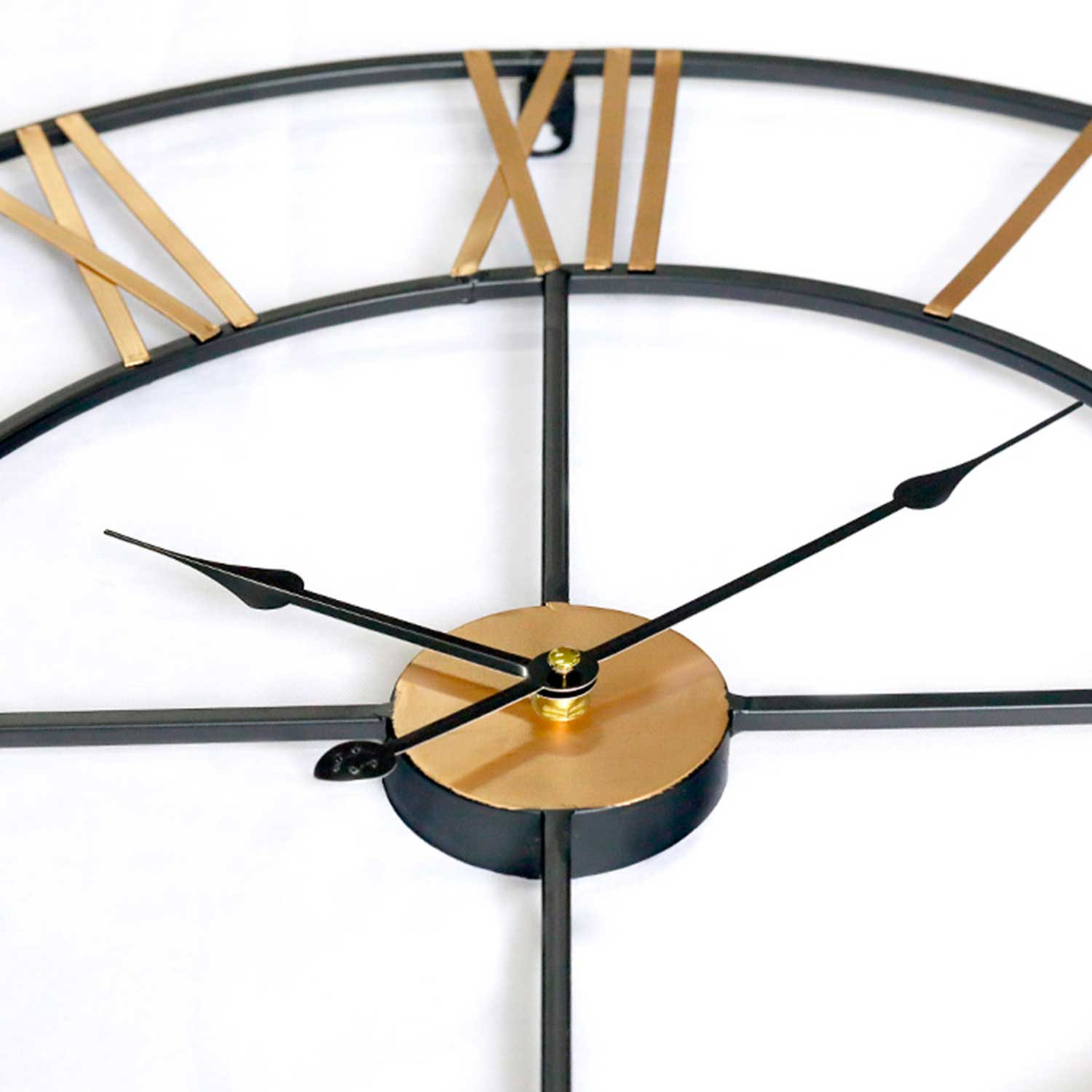 Un reloj con marco negro, números romanos dorados y agujas negras.