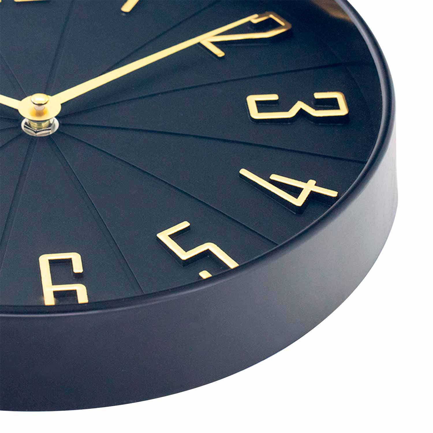 Primer plano de una esfera de reloj negra con manecillas y números dorados.