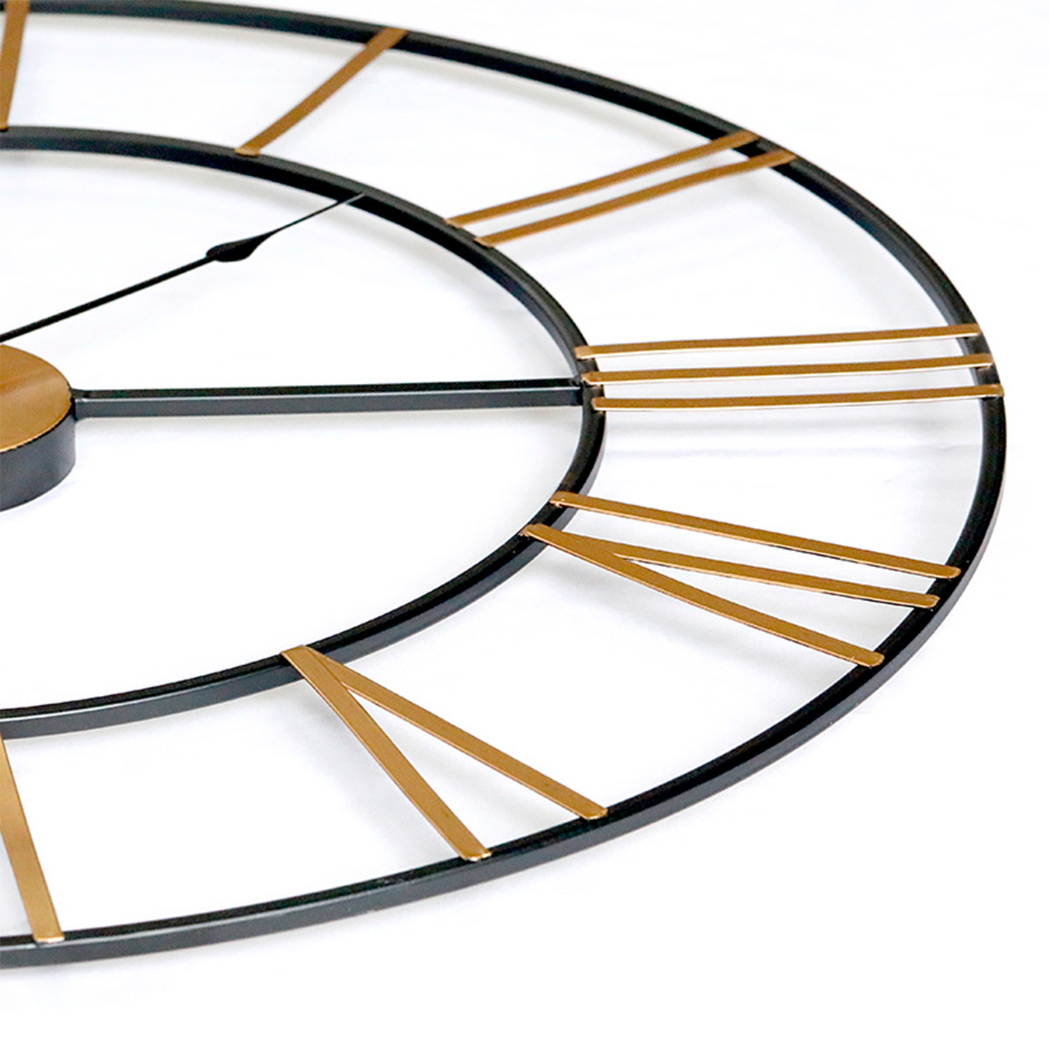 Reloj negro con números romanos dorados sobre fondo blanco.