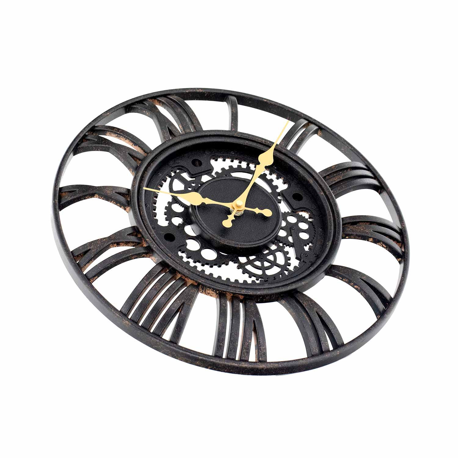 Un reloj negro con manecillas doradas y números romanos sobre un fondo blanco.