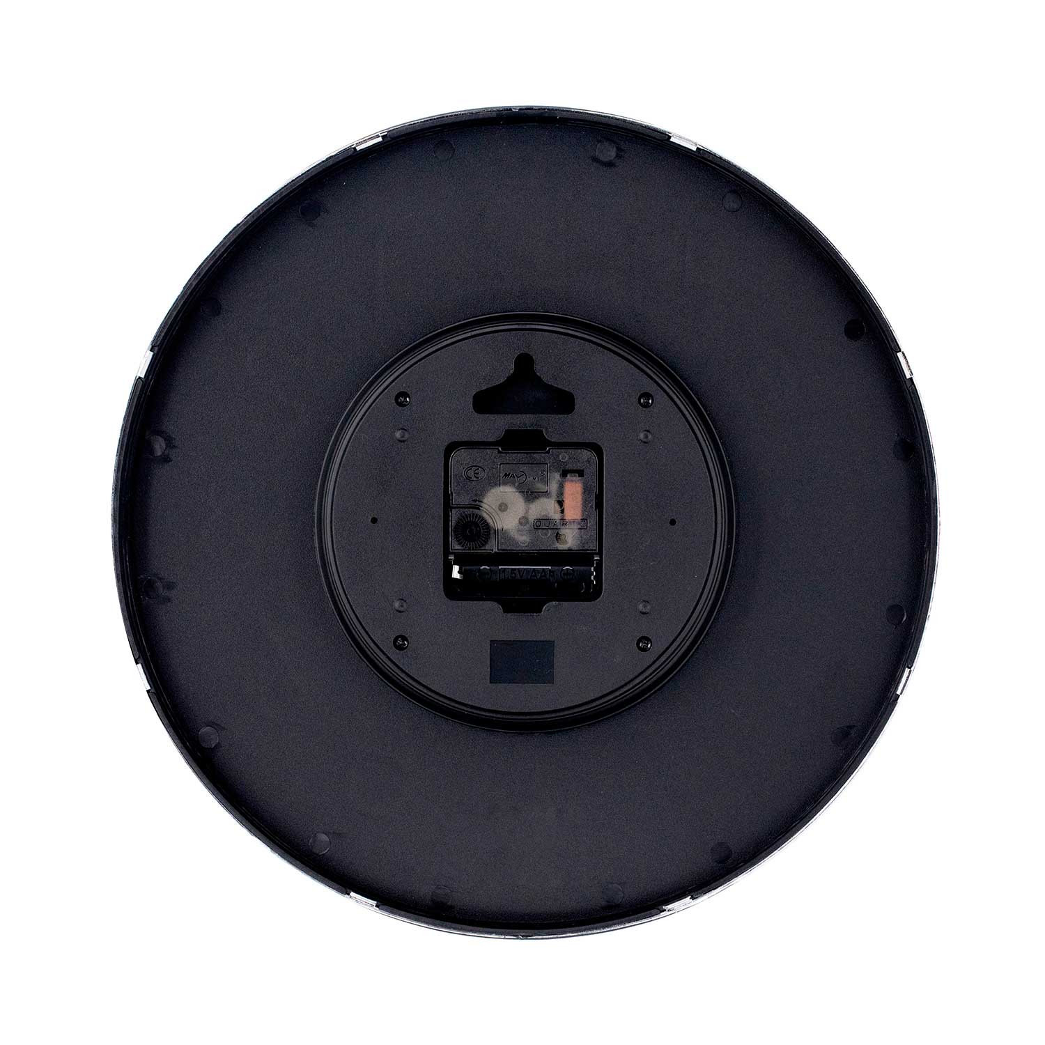 Reloj negro, vista trasera, mecanismo del reloj visible, fondo blanco.