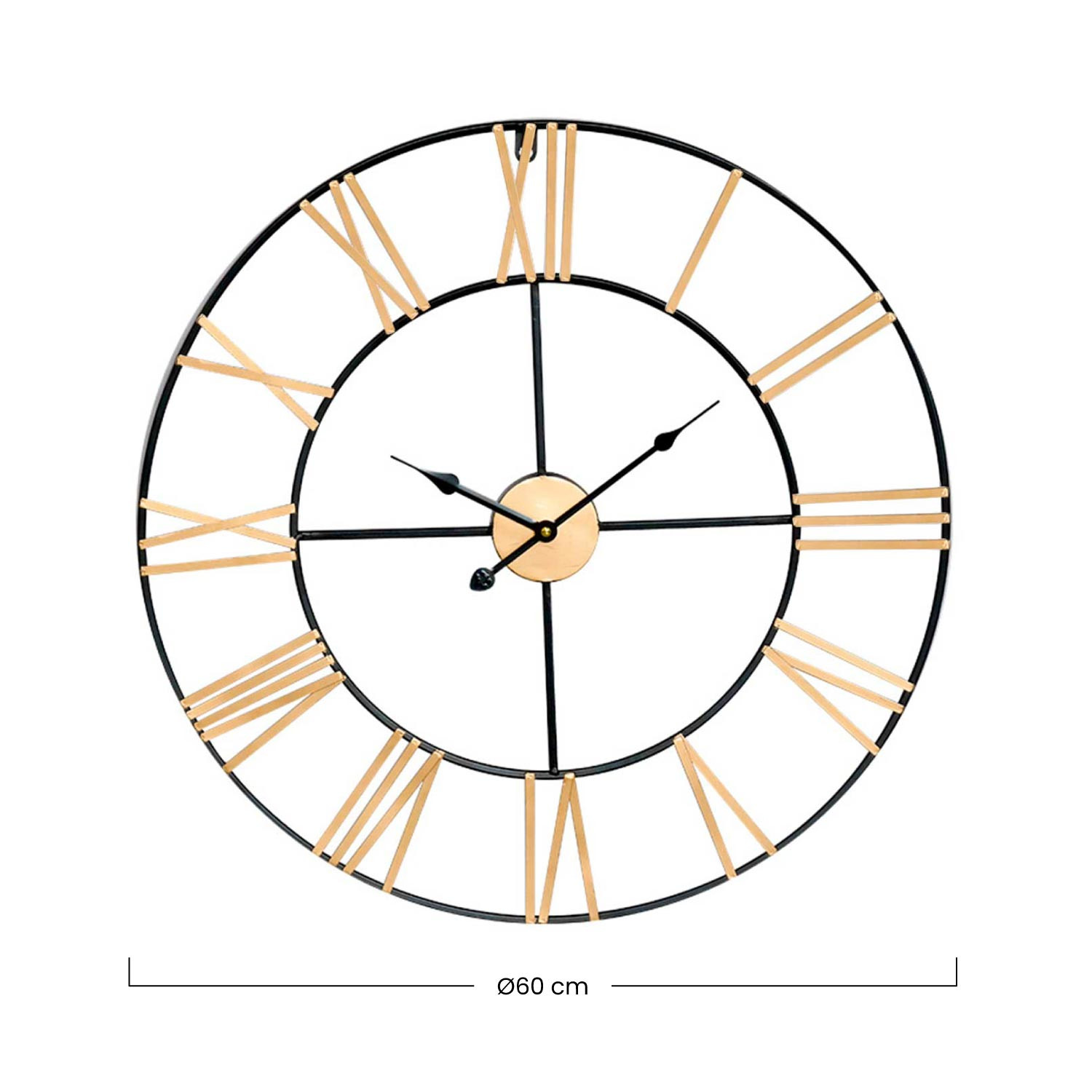 Reloj de pared grande con números romanos. Marco de metal negro con detalles dorados. Las manecillas indican la hora.