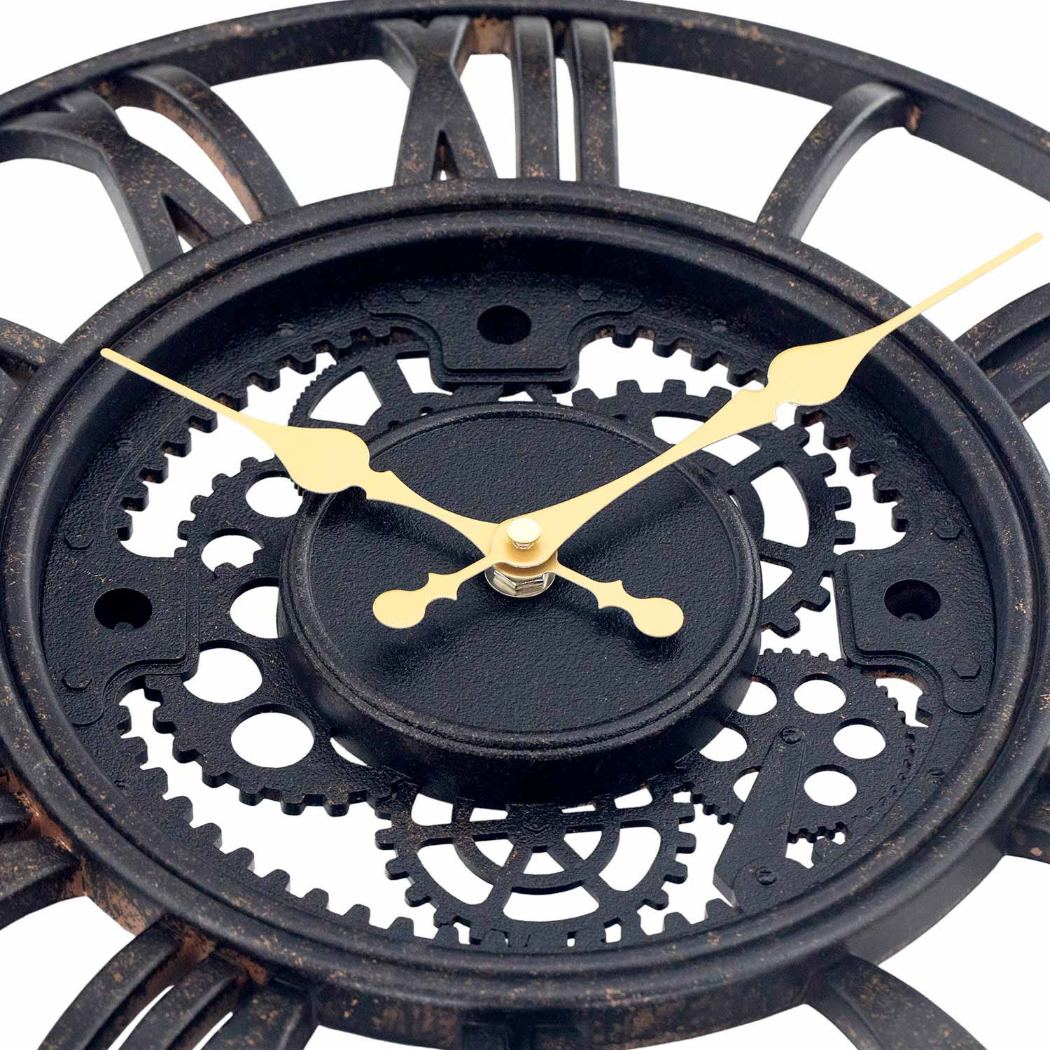 Un reloj negro con manecillas doradas y un diseño complejo, similar a un engranaje. El reloj está sobre un fondo blanco.