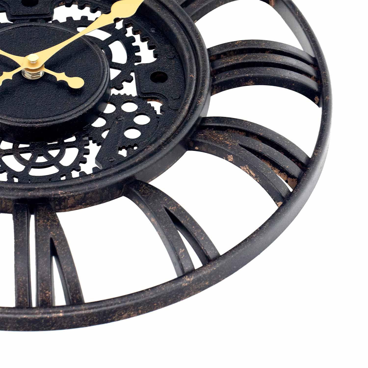 Una esfera de reloj ornamentada con números romanos y manecillas doradas.