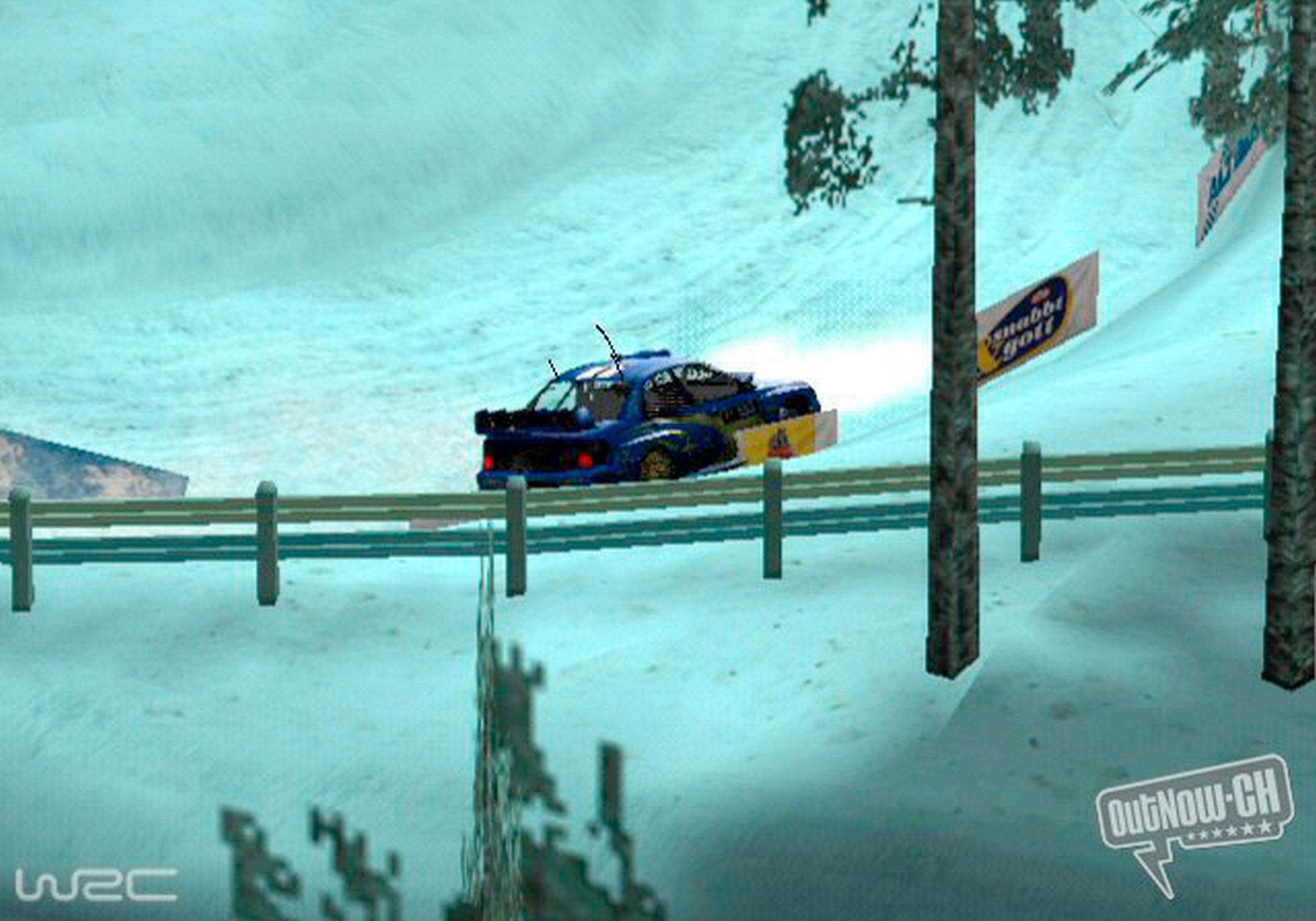 Ein blaues Rallye-Auto, das auf einer schneebedeckten Strecke fährt, mit einem Banner im Hintergrund.