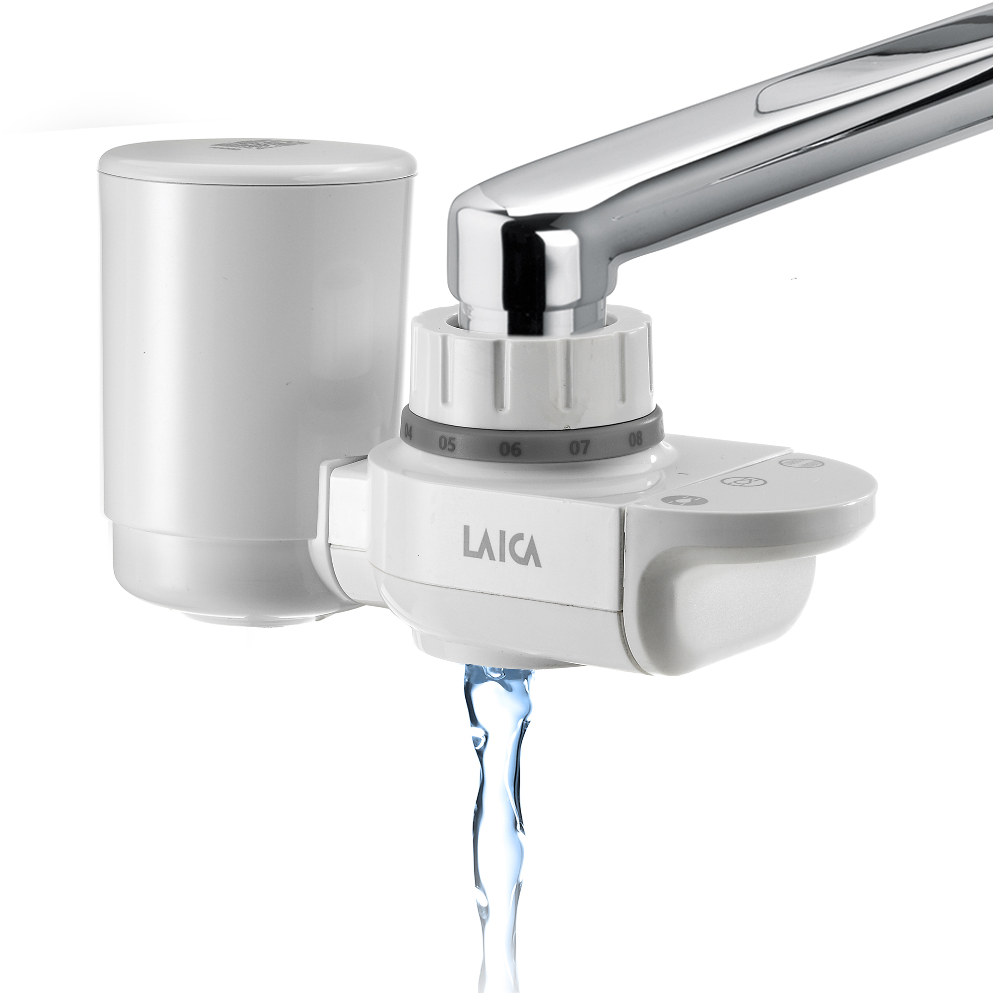 Filtro dell'acqua bianco collegato a un rubinetto. L'acqua scorre dall'uscita del filtro.