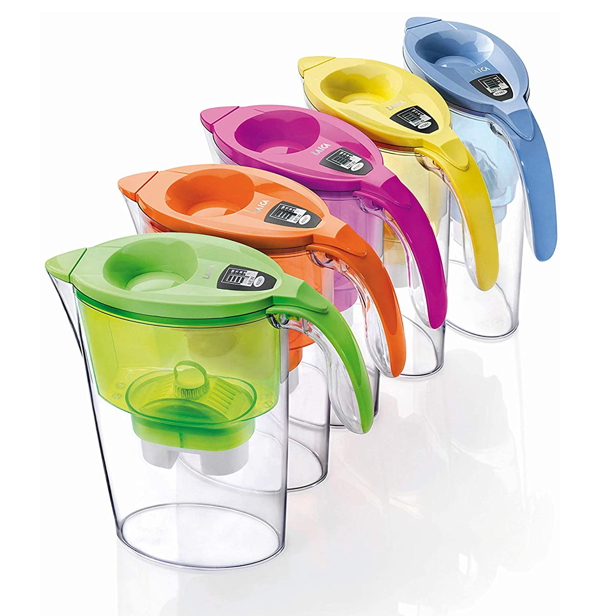 Pięć kolorowych dzbanków z filtrem do wody. Każdy dzbanek ma inny kolor uchwytu i pokrywy.