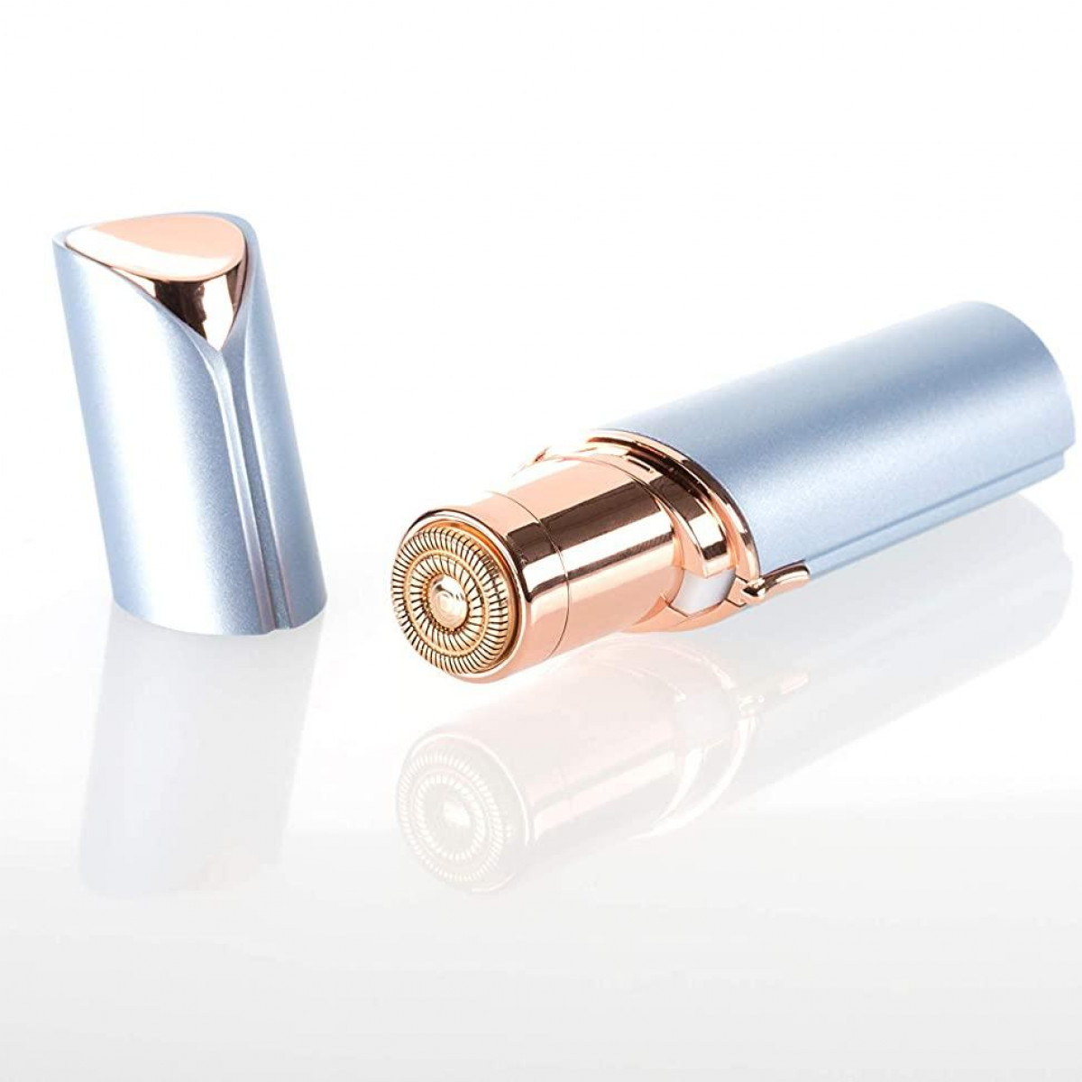 Ein blaues und roségoldenes Gerät zur Haarentfernung im Gesicht, mit abgenommener Kappe.