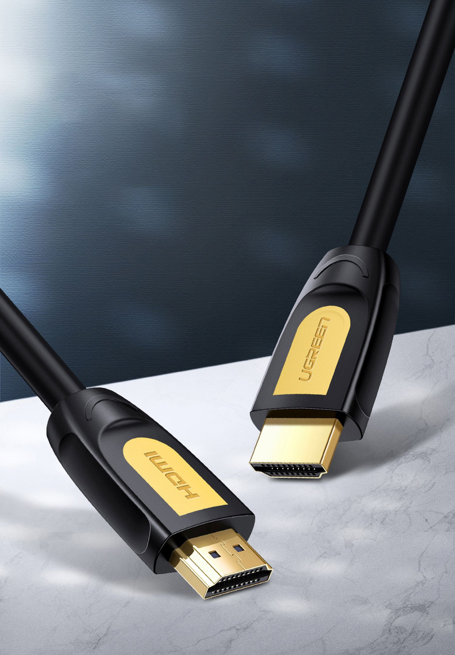 Ein schwarzes HDMI-Kabel mit goldfarbenen Steckern, das den Markennamen UGREEN zeigt.