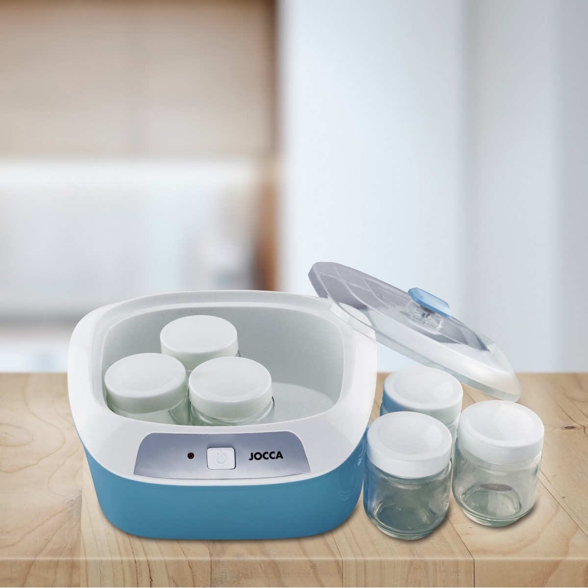 Niebiesko-biały podgrzewacz do butelek dla dzieci ze słoikami i pokrywą na drewnianej powierzchni.