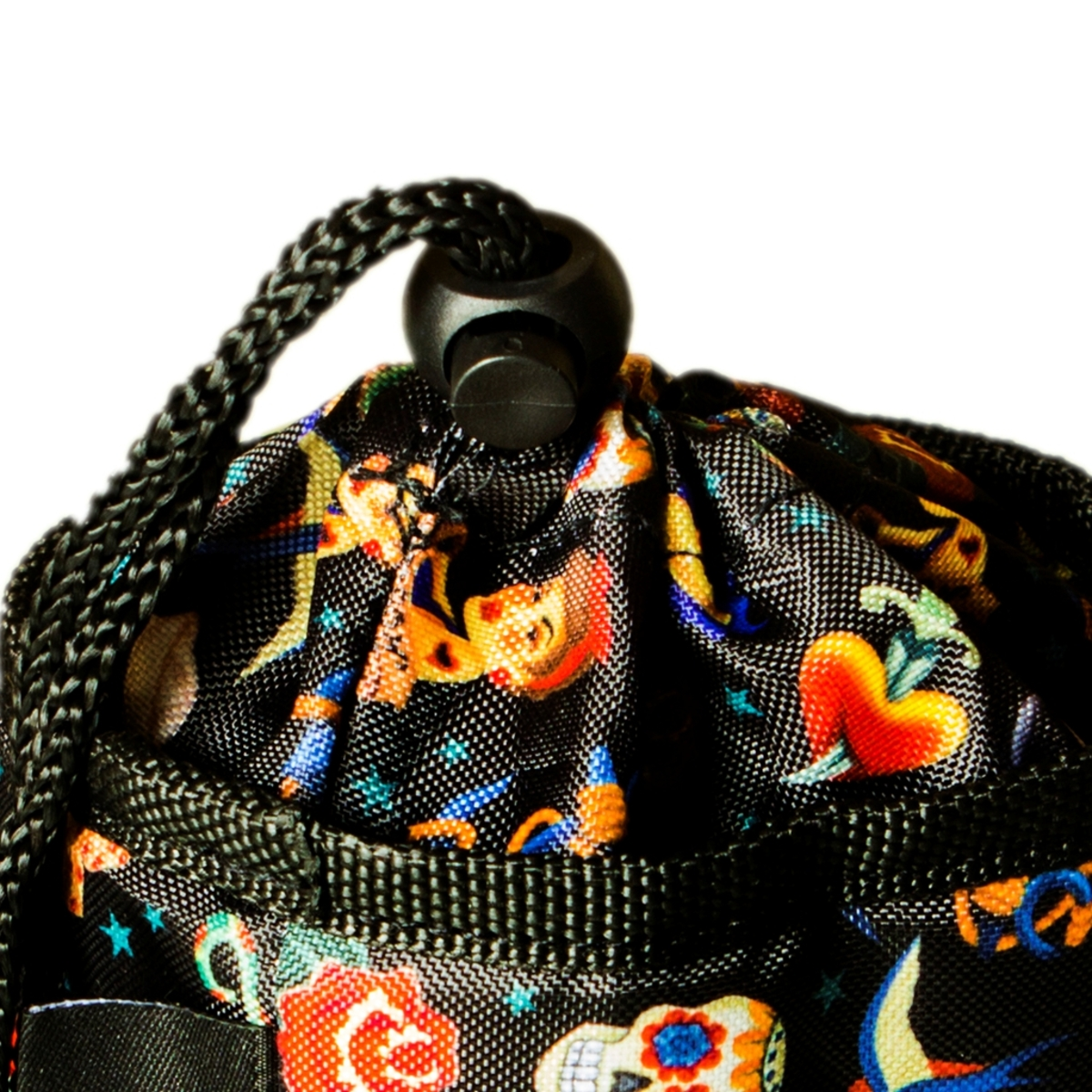 Piccola borsa con coulisse. Nera con design colorato. Lo sfondo è bianco.