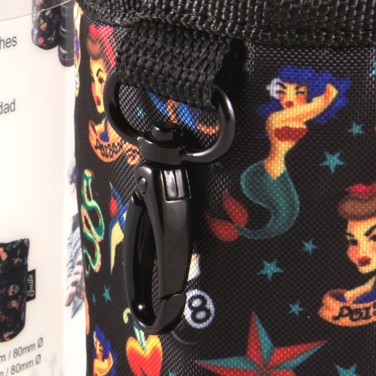 Primo piano di una borsa nera con chiusura e design a sirena, sfondo nero.