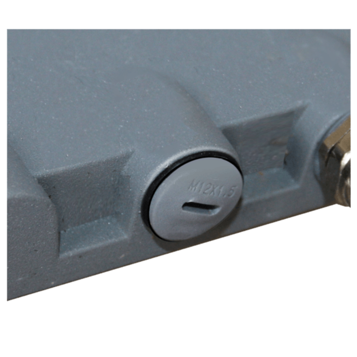 Caja metálica gris con tapa gris con la etiqueta M12X1.5.