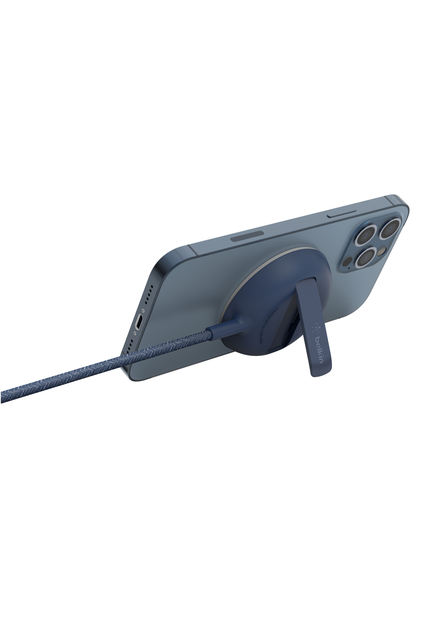 Ein Handy mit blauem Rücken und Ladekabel, verbunden mit einem Ständer.
