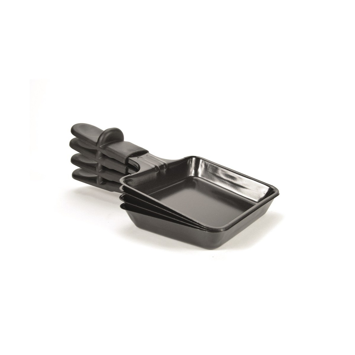 Sartenes de raclette negras apiladas. Se ven cuatro sartenes. El fondo es blanco.