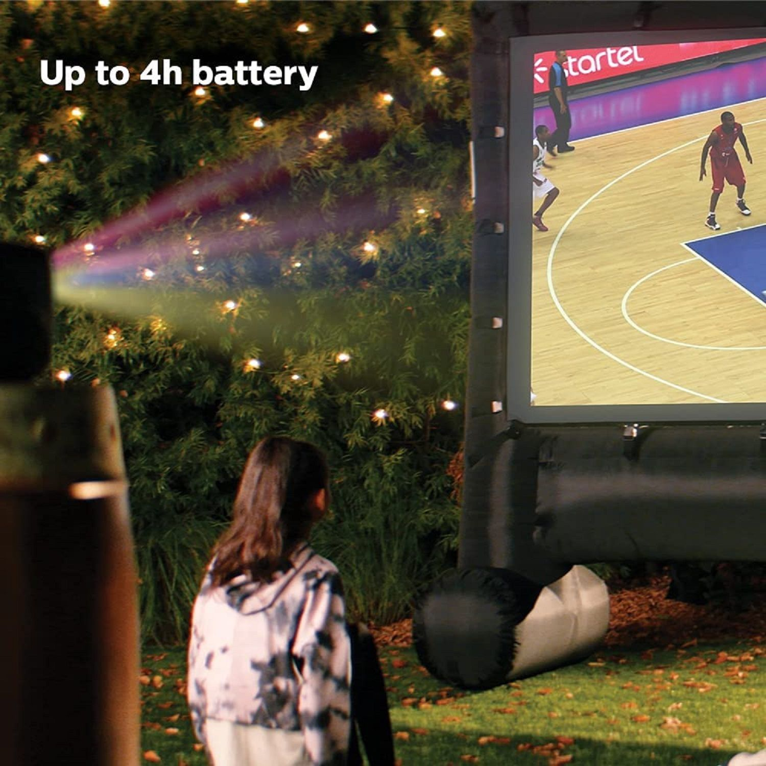 Eine Projektorleinwand, die ein Basketballspiel zeigt. Ein Mädchen schaut sich das Spiel an. Bis zu 4h Akku.