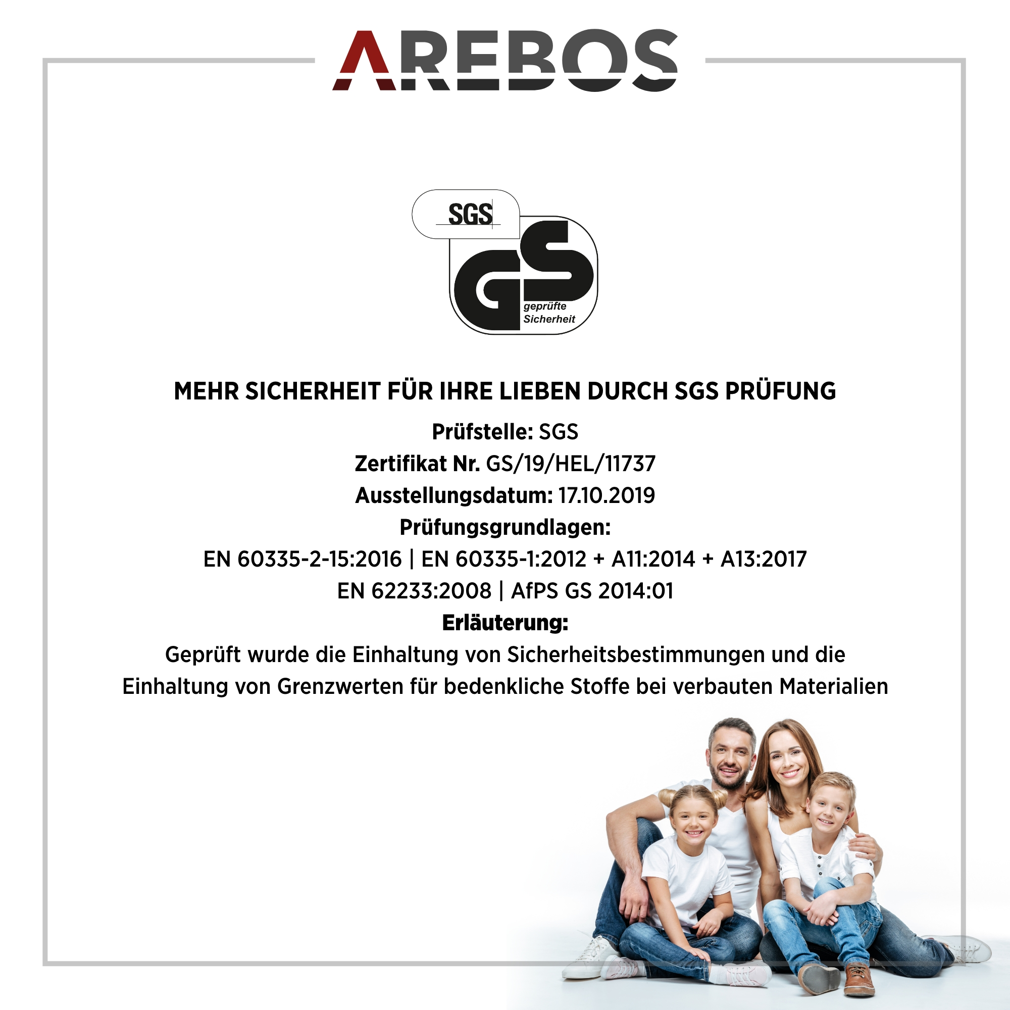 Eine vierköpfige Familie posiert vor weißem Hintergrund, mit dem Arebos-Logo.