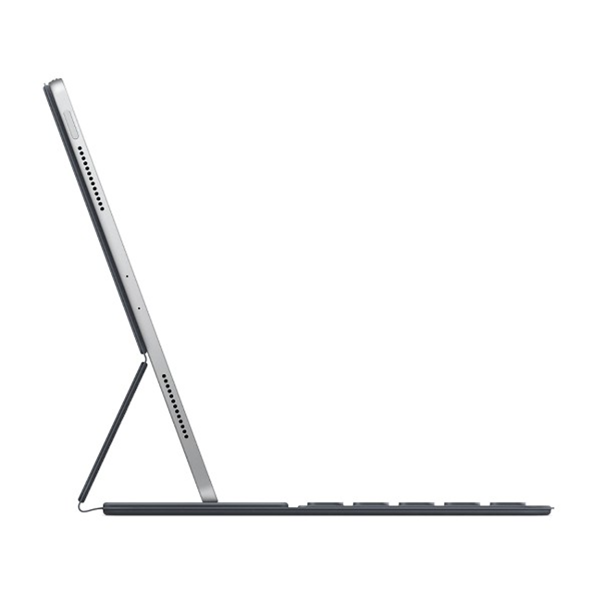 Vista lateral de tableta plateada con teclado negro adjunto, en posición angular sobre superficie blanca.