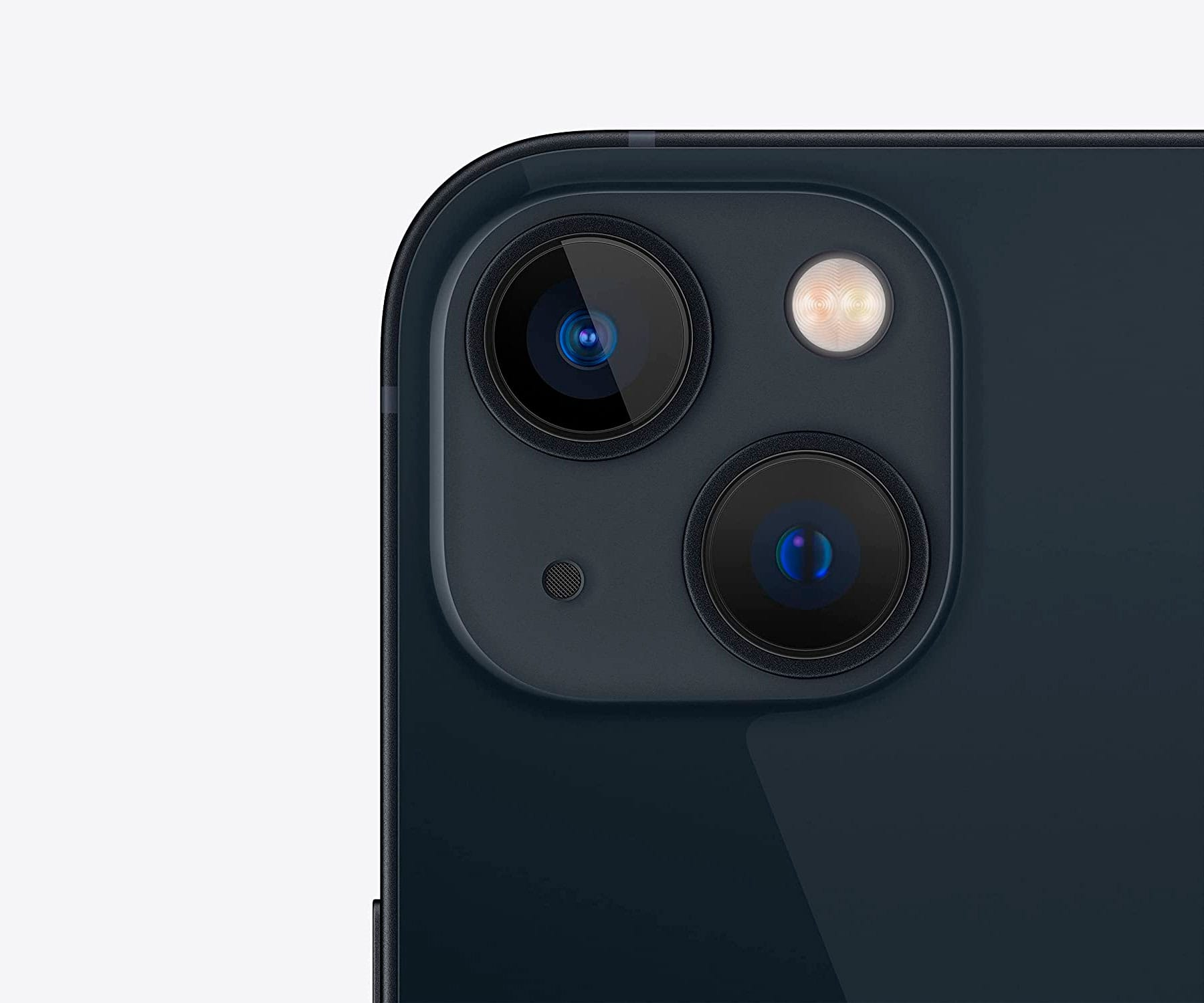 Zbliżenie modułu aparatu ciemnoniebieskiego smartfona. Zawiera dwa obiektywy, lampę błyskową i kropkę mikrofonu.