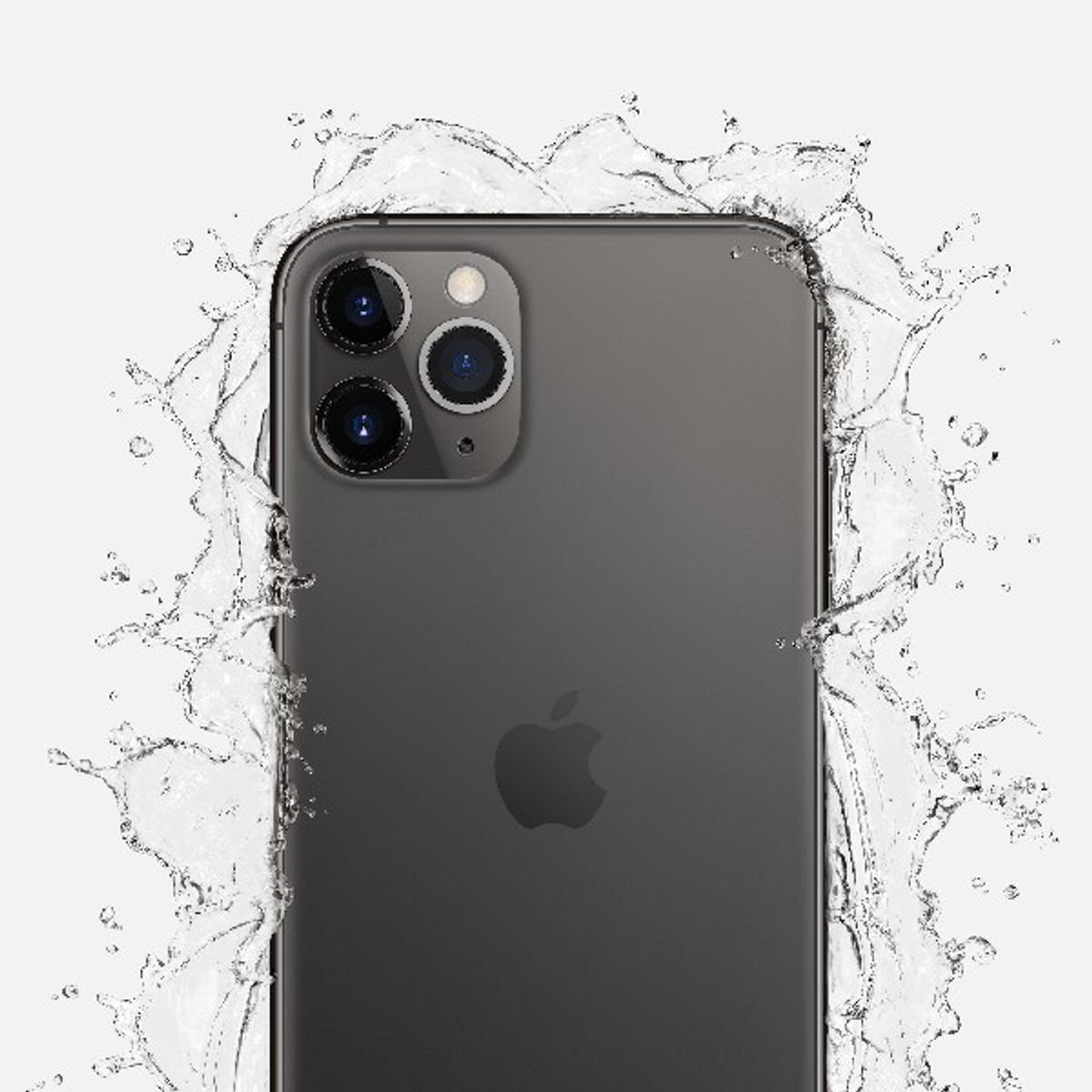 Czarny iPhone 11 Pro z trzema aparatami, rozpryskami wody i logo Apple.