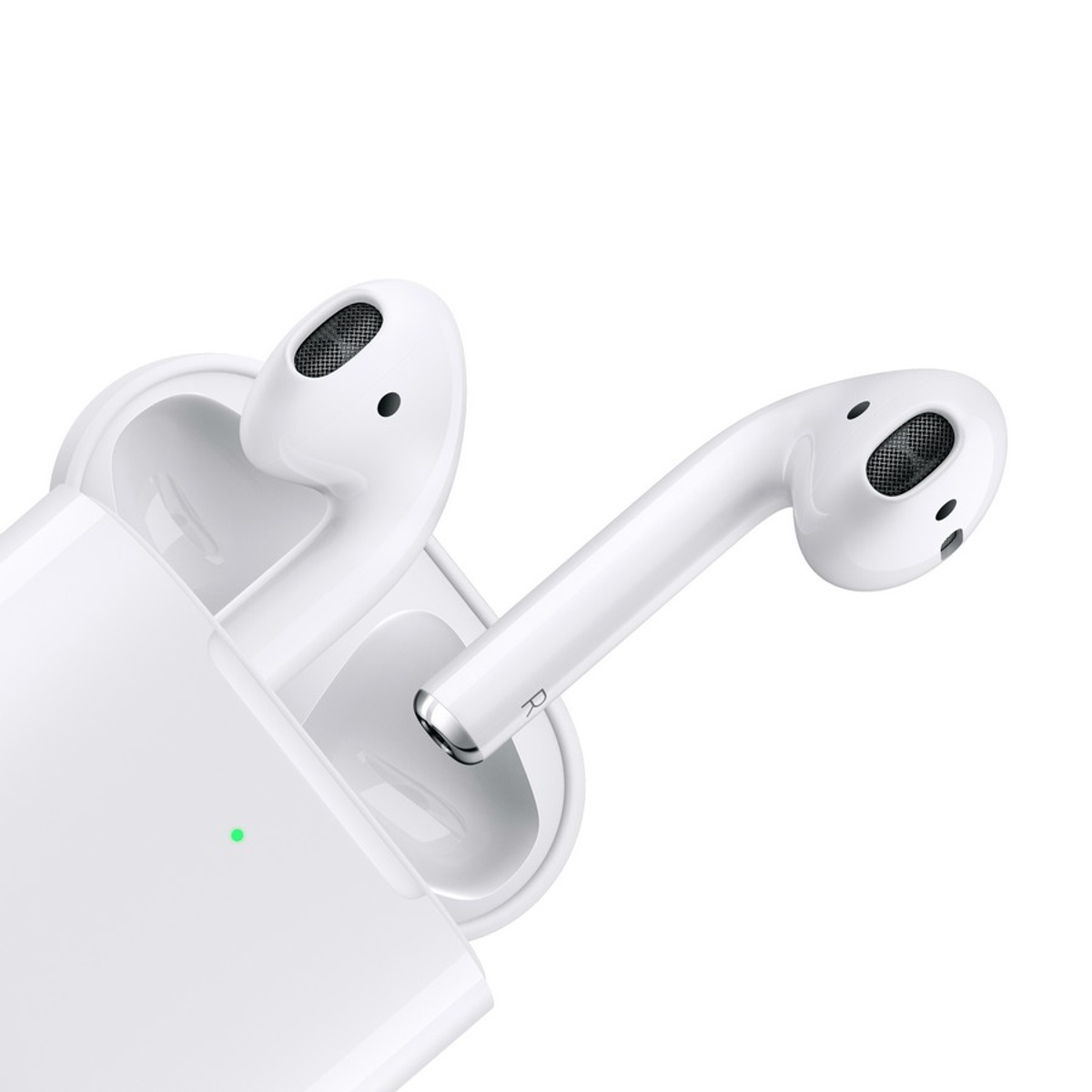 Weißes Apple AirPods-Etui mit zwei weißen AirPods. Ein AirPod ist außerhalb des Etuis.