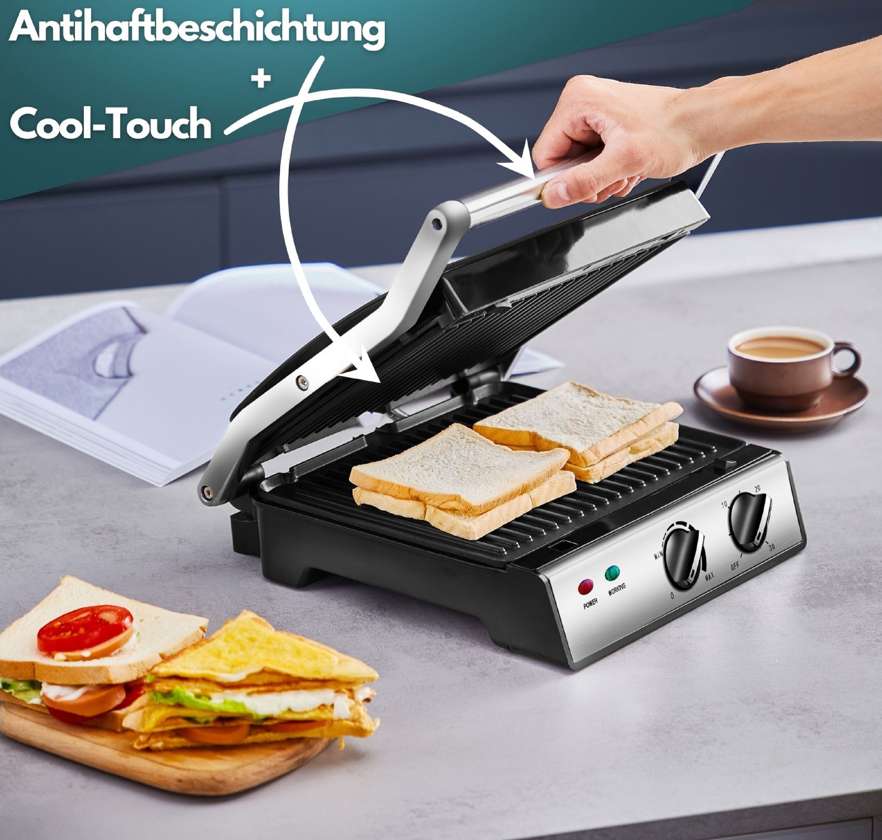 Ein Sandwich-Maker, zwei Sandwiches darin und eine Hand, die ihn öffnet. Im Hintergrund eine Kaffeetasse und ein Buch.