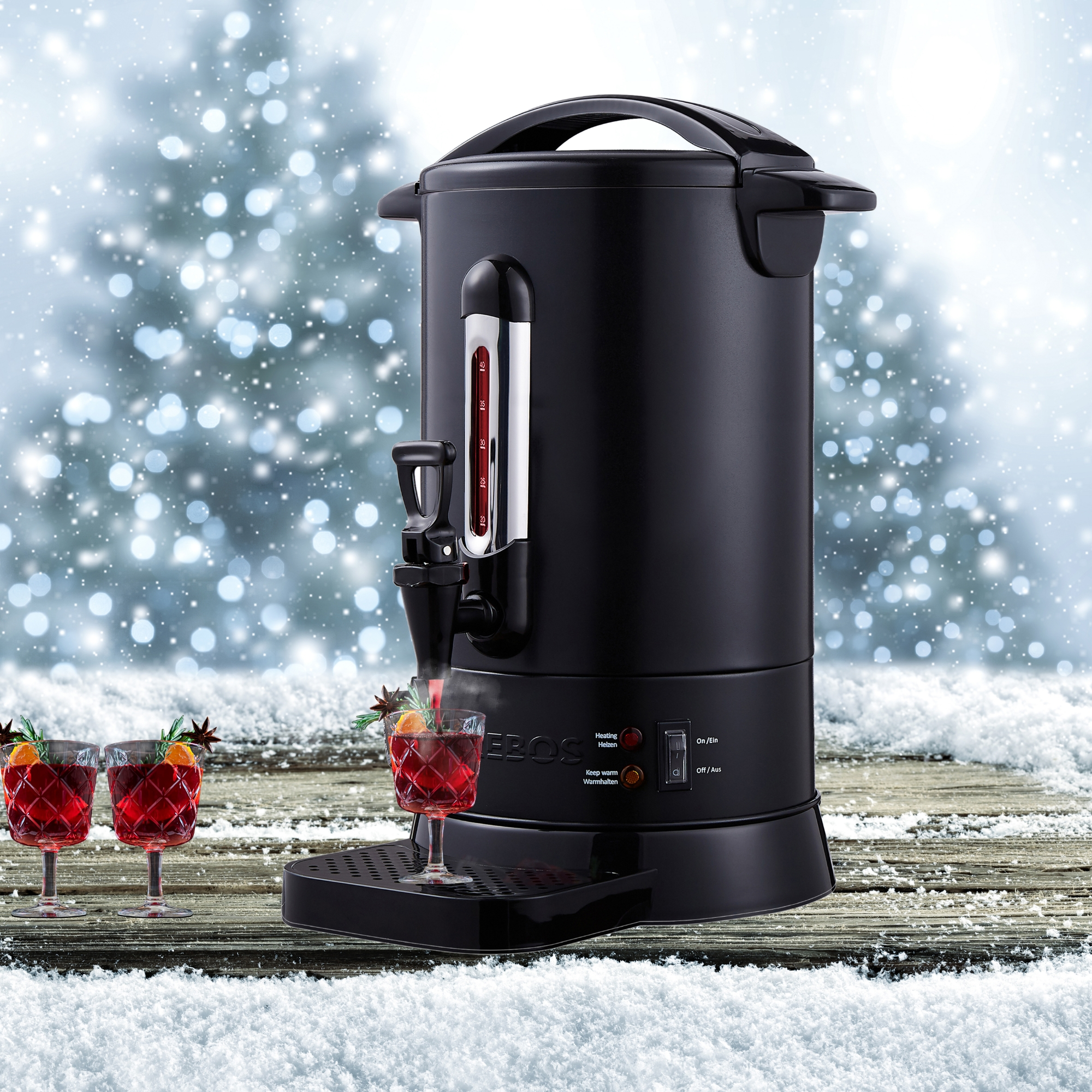 Schwarzer Getränkespender mit Glühwein, der in Gläser auf einem Tisch fließt.