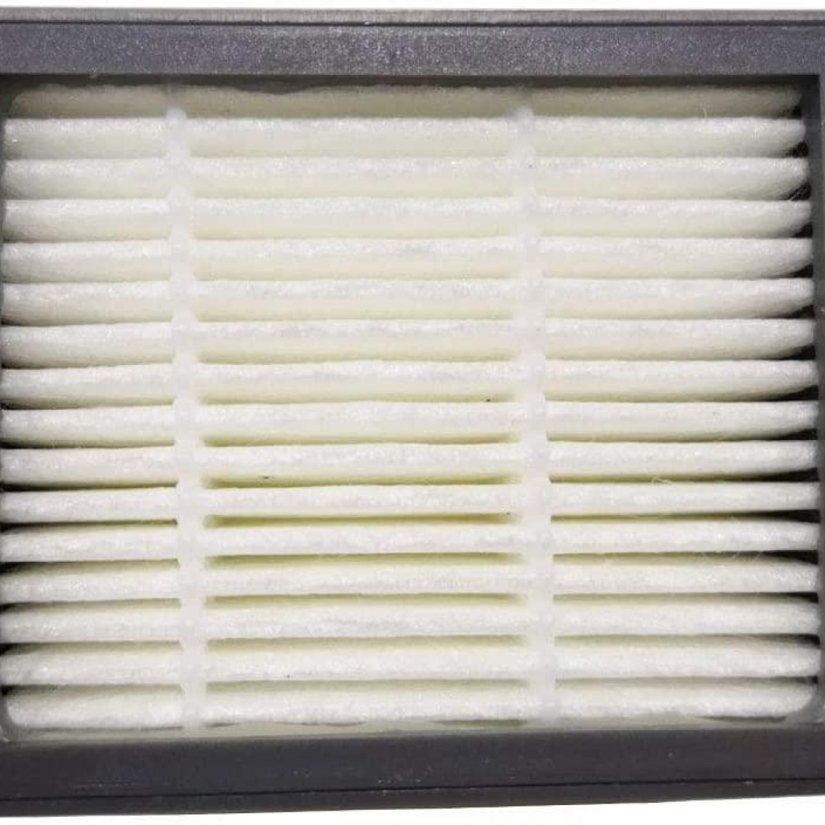 Zbliżenie prostokątnego filtra HEPA z wieloma białymi, równoległymi grzbietami.