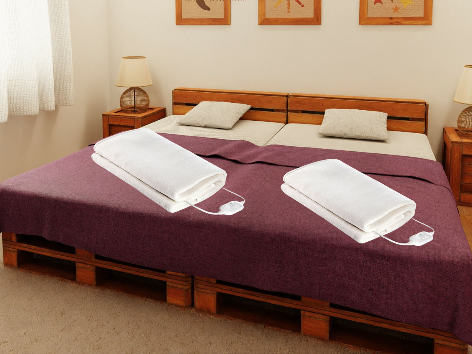 Zwei weiße beheizte Matratzenauflagen auf einem Bett mit einer weinroten Tagesdecke.