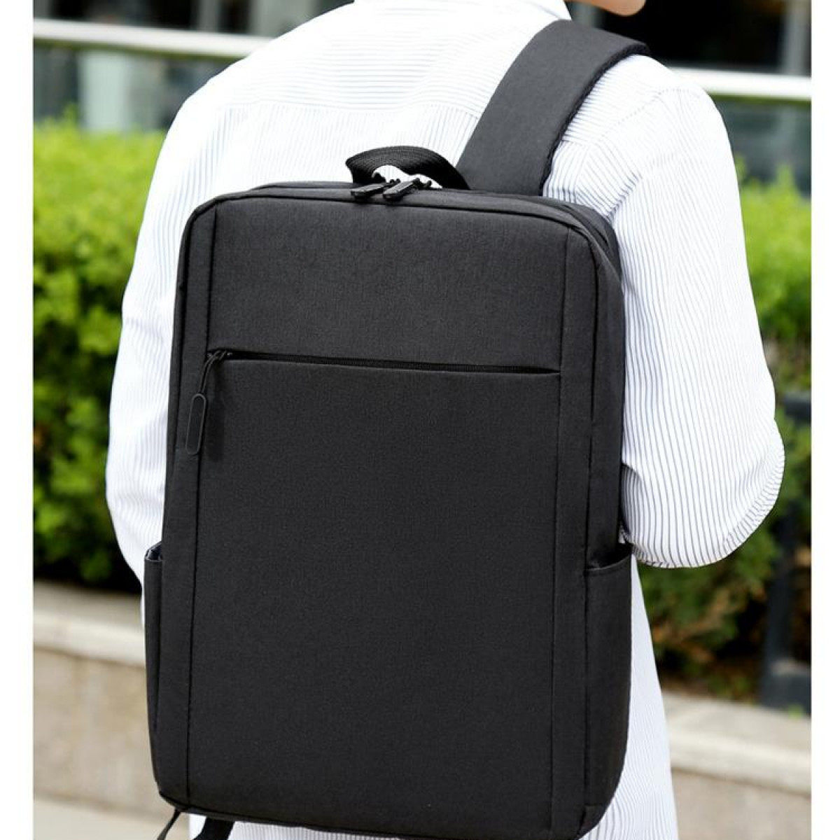 Osoba z czarnym plecakiem, tyłem do kamery.