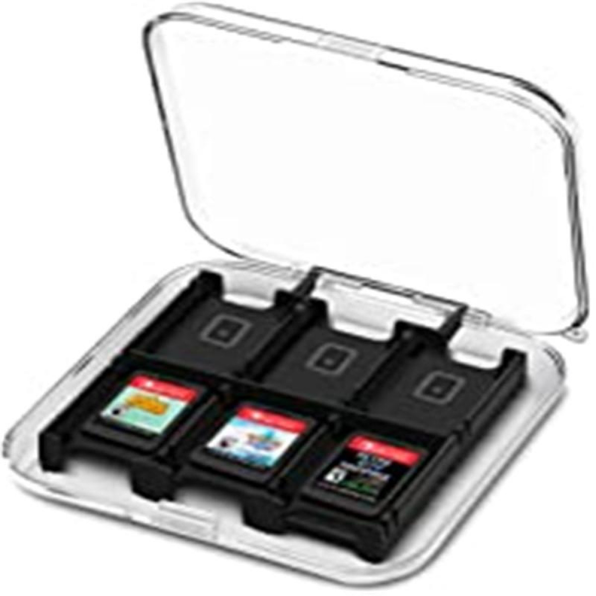 Un étui en plastique transparent contenant trois cartouches de jeu. L'étui est ouvert et les cartouches sont visibles.