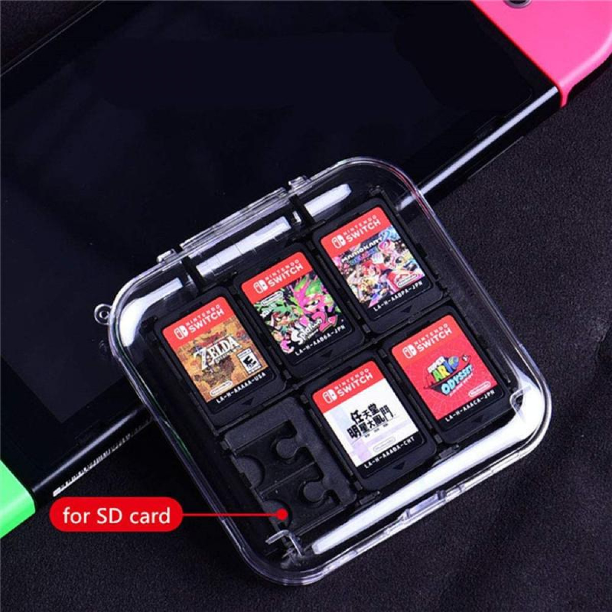 Un étui transparent contenant des cartouches de jeu Nintendo Switch, avec une console en arrière-plan.