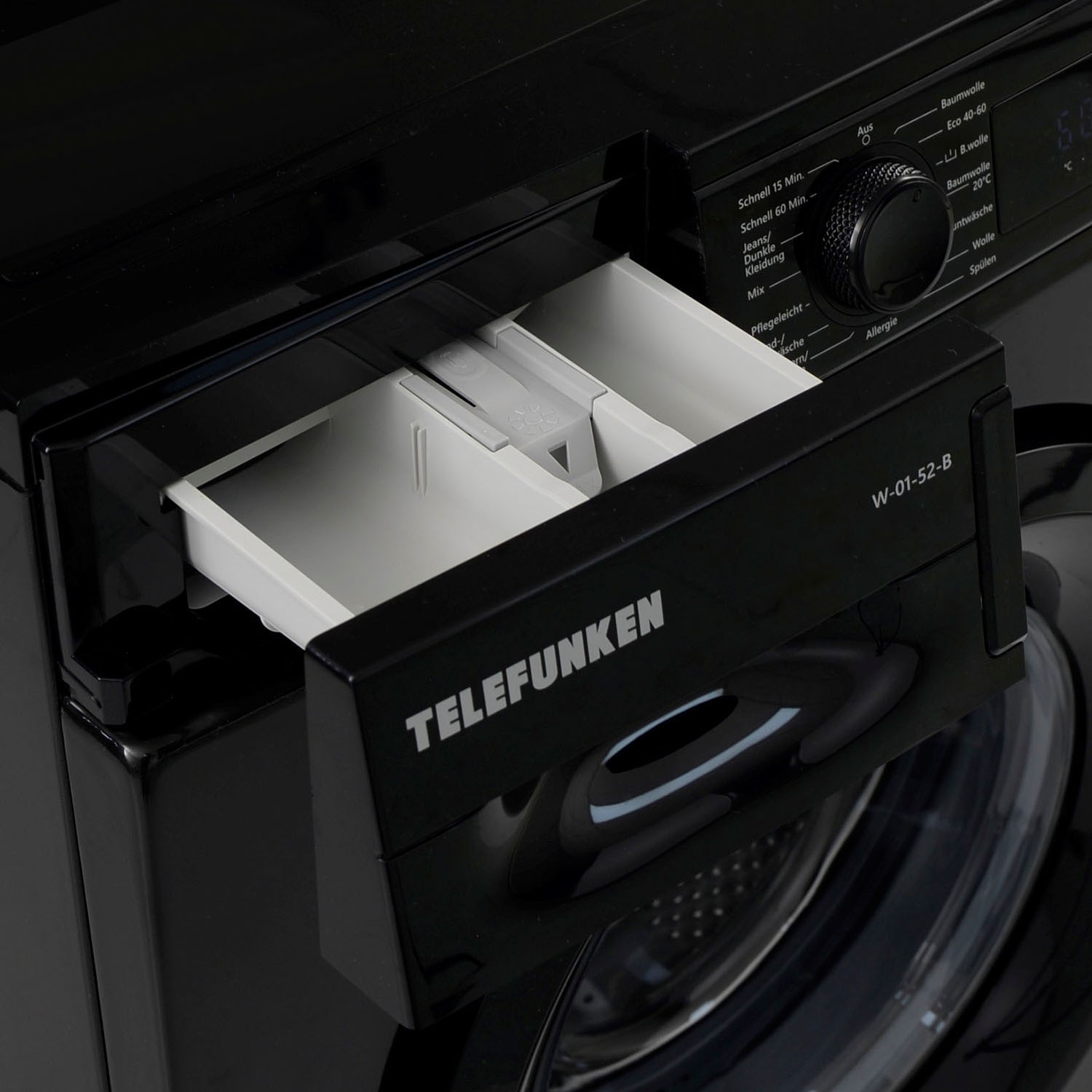 Schwarze Waschmaschine mit geöffneter Waschmittelschublade. Das Telefunken-Logo ist sichtbar.