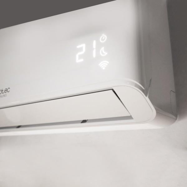 Unità di condizionamento bianca con display digitale che mostra temperatura e simbolo Wi-Fi.