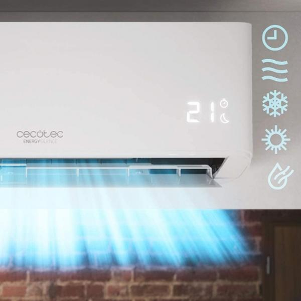 Un condizionatore bianco. Il display indica 21 gradi. Effetto luce blu.
