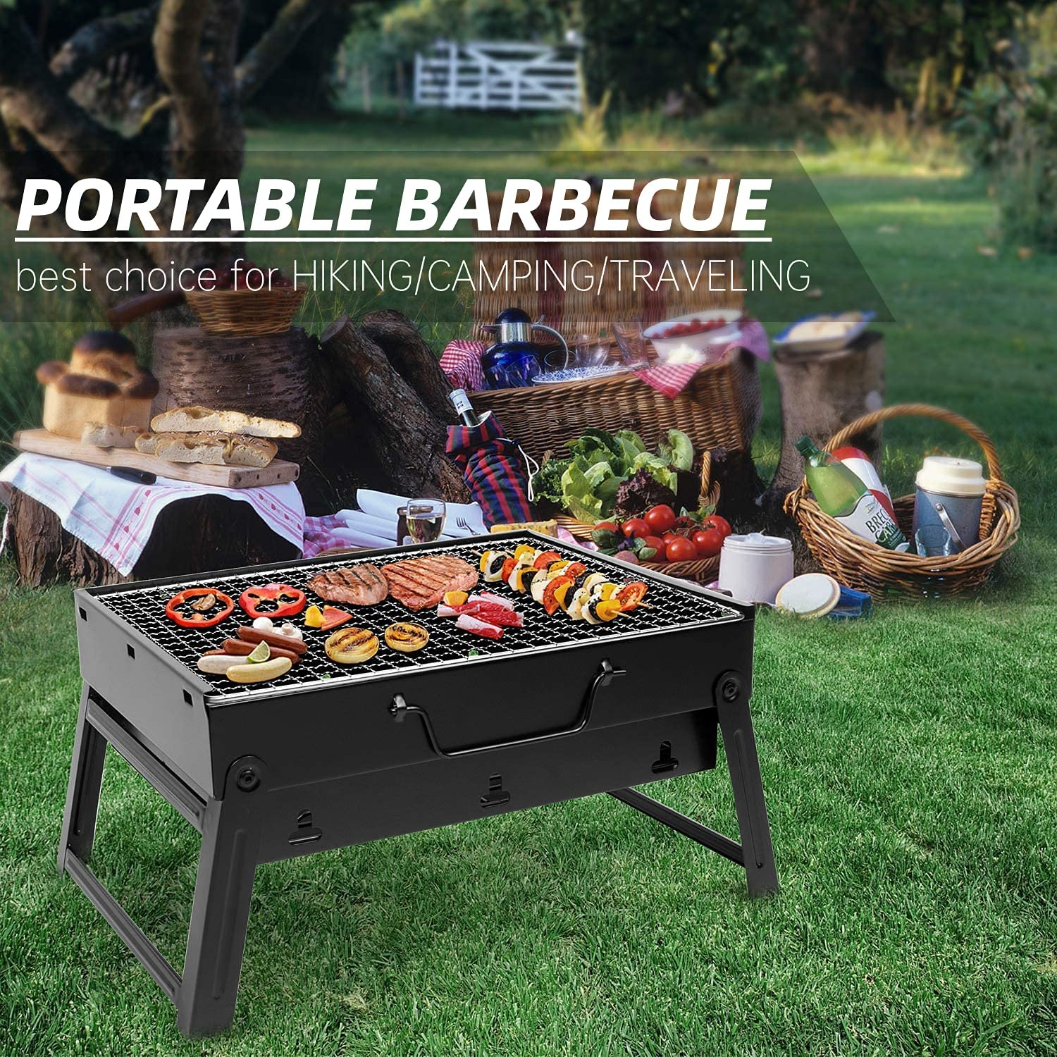 Ein tragbarer schwarzer Grill mit Essen auf dem Grill, auf einer Wiese.