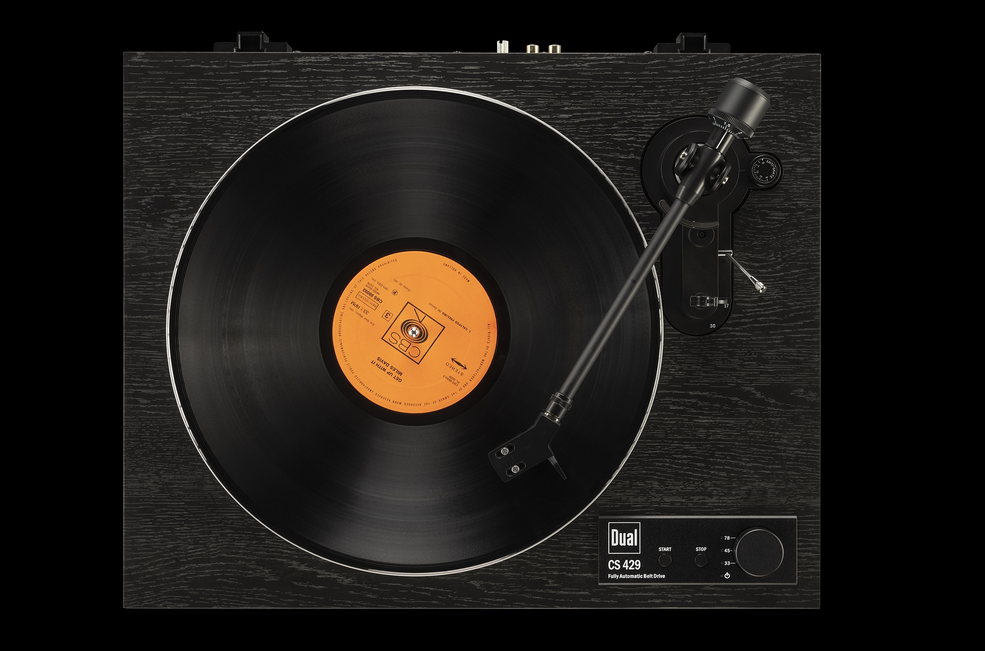 Ein Plattenspieler mit einer Vinyl-Schallplatte. Die Platte ist schwarz, der Plattenspieler ist schwarz und aus Holz.