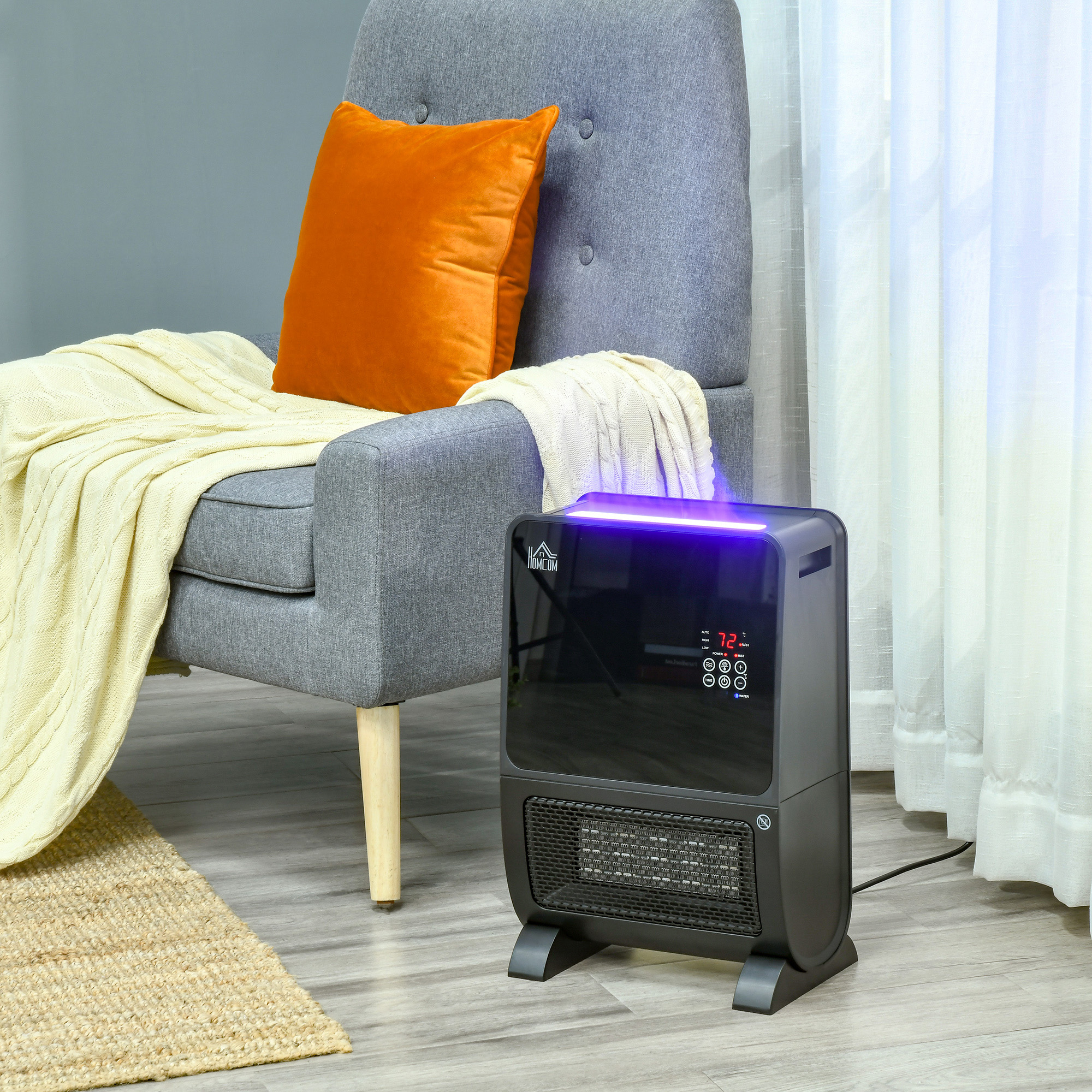 Un termoventilatore nero con display digitale, una sedia grigia e un cuscino arancione sullo sfondo.