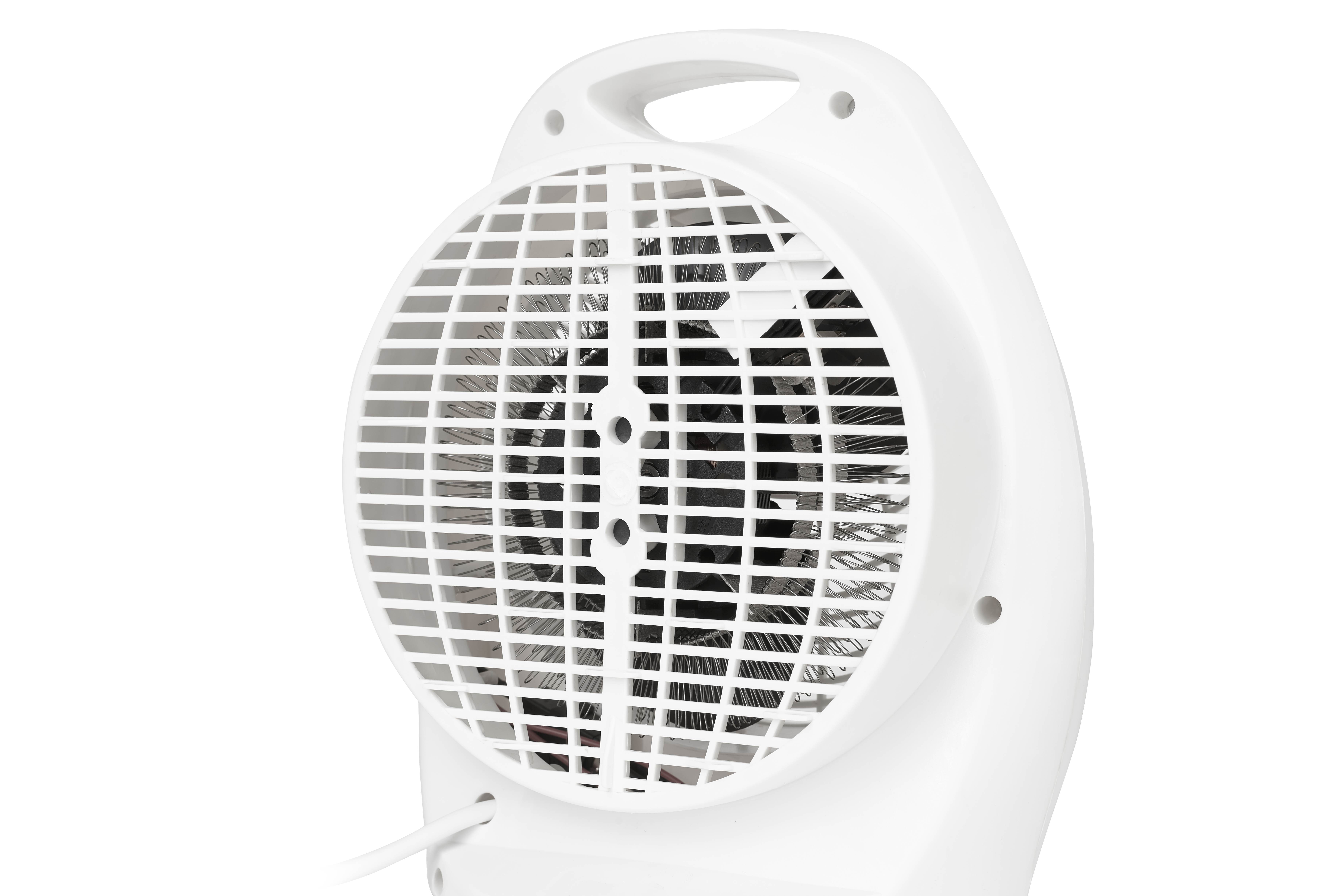 Primer plano de un ventilador eléctrico blanco con rejilla protectora.