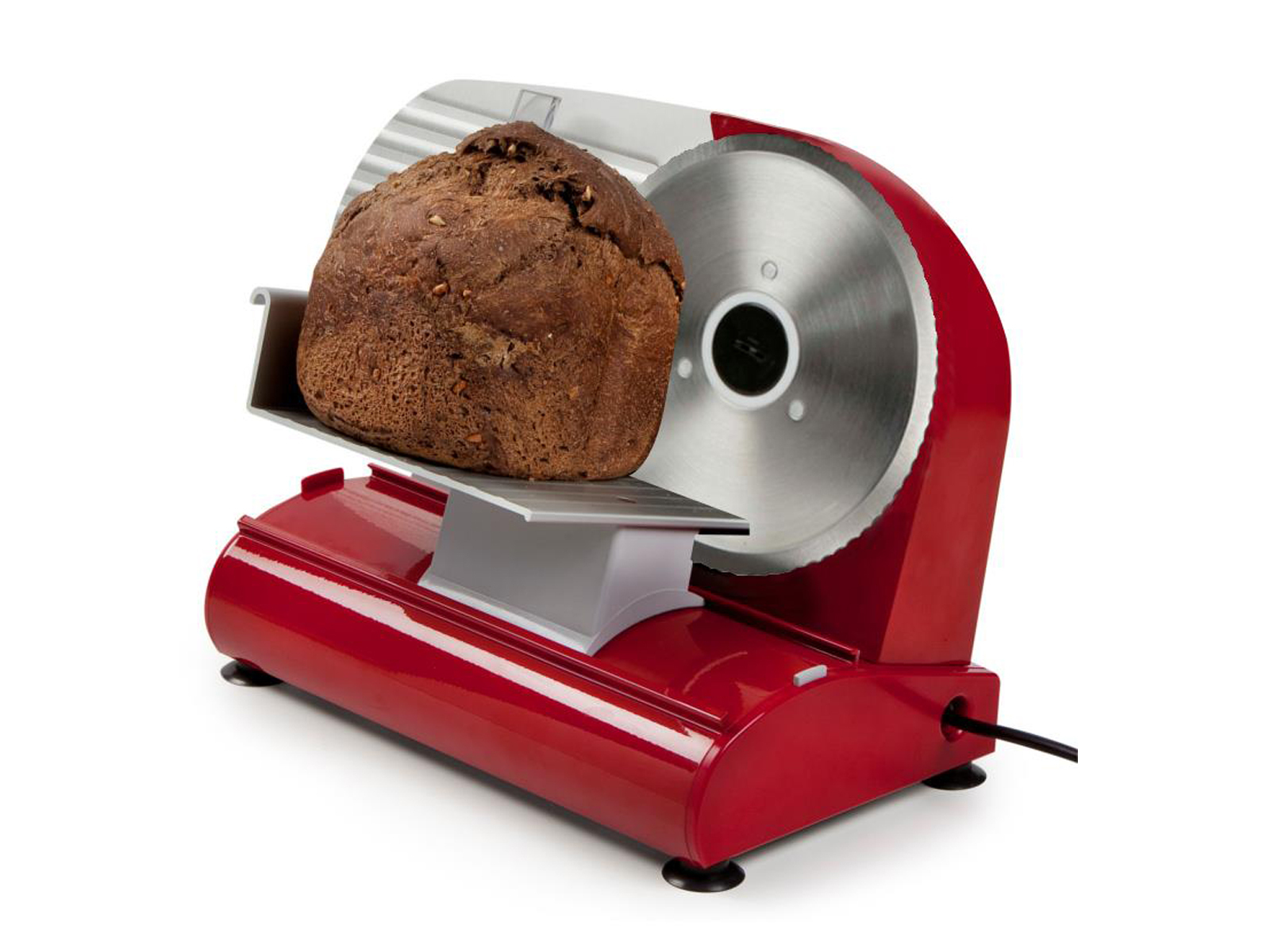 Cortador de pan rojo con una hogaza de pan sobre una superficie blanca. Fondo blanco.