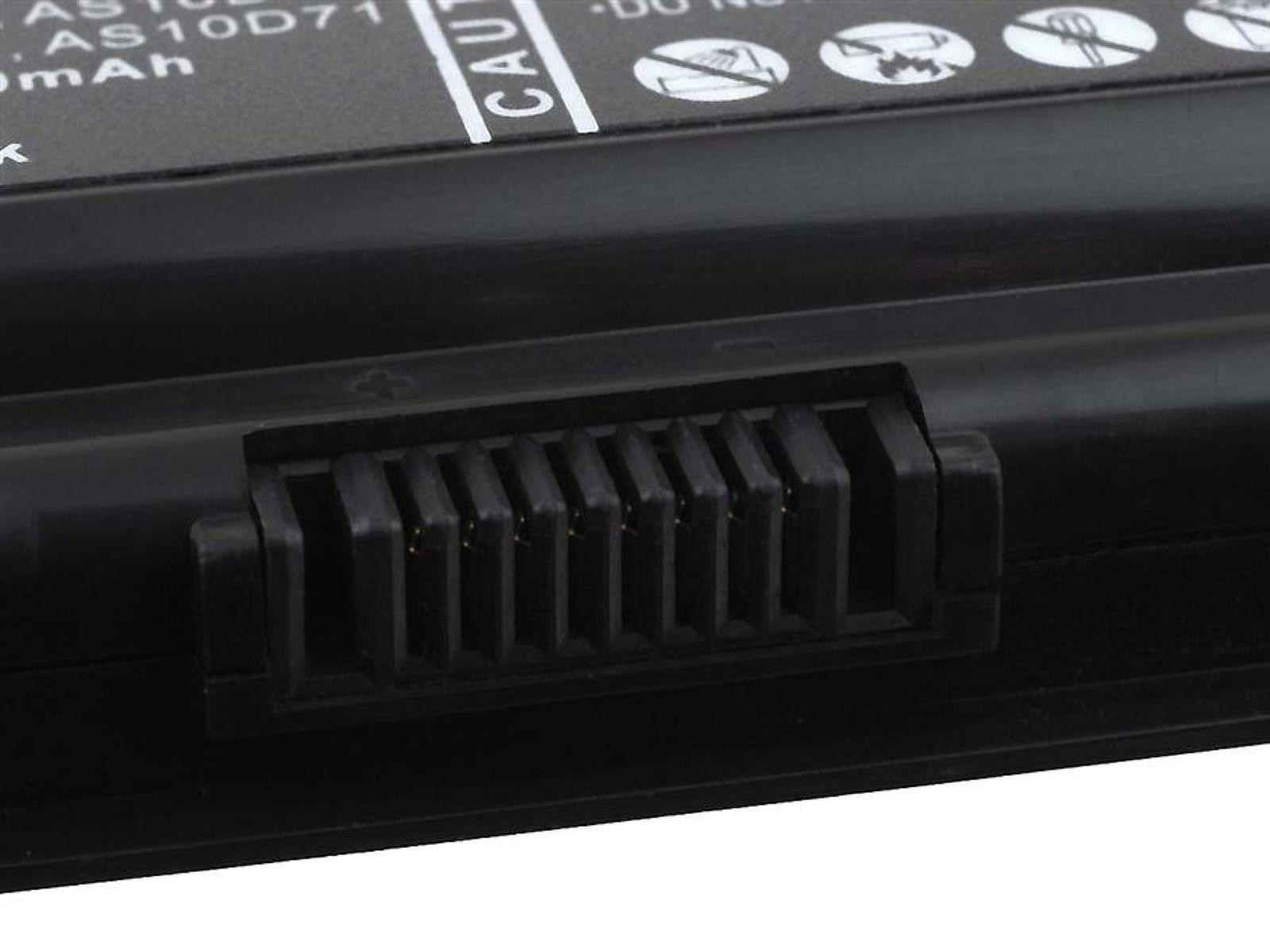 Primer plano del conector de la batería de un portátil, plástico negro, mostrando los pines.