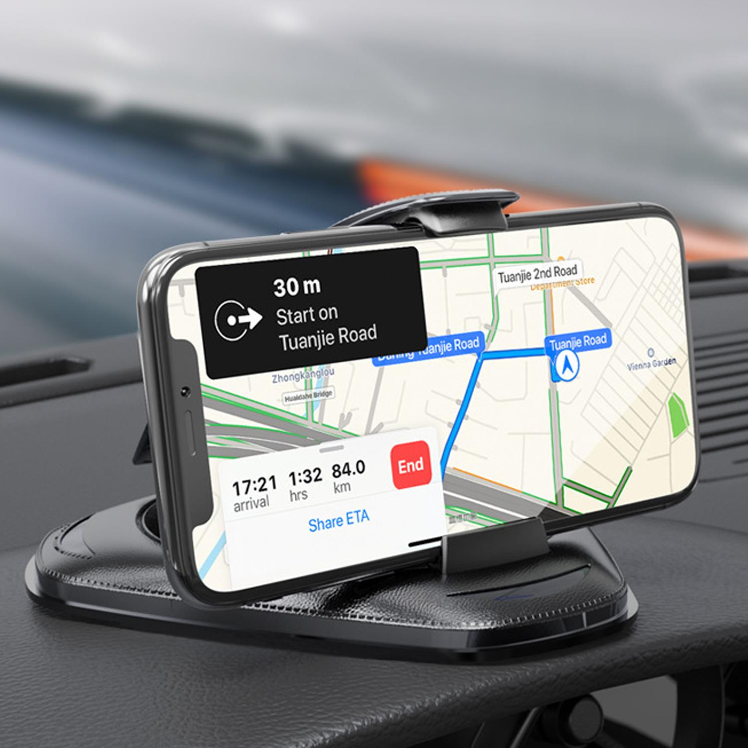 Un telefono in un supporto per auto che mostra una mappa con indicazioni. Il telefono mostra i dettagli di navigazione.
