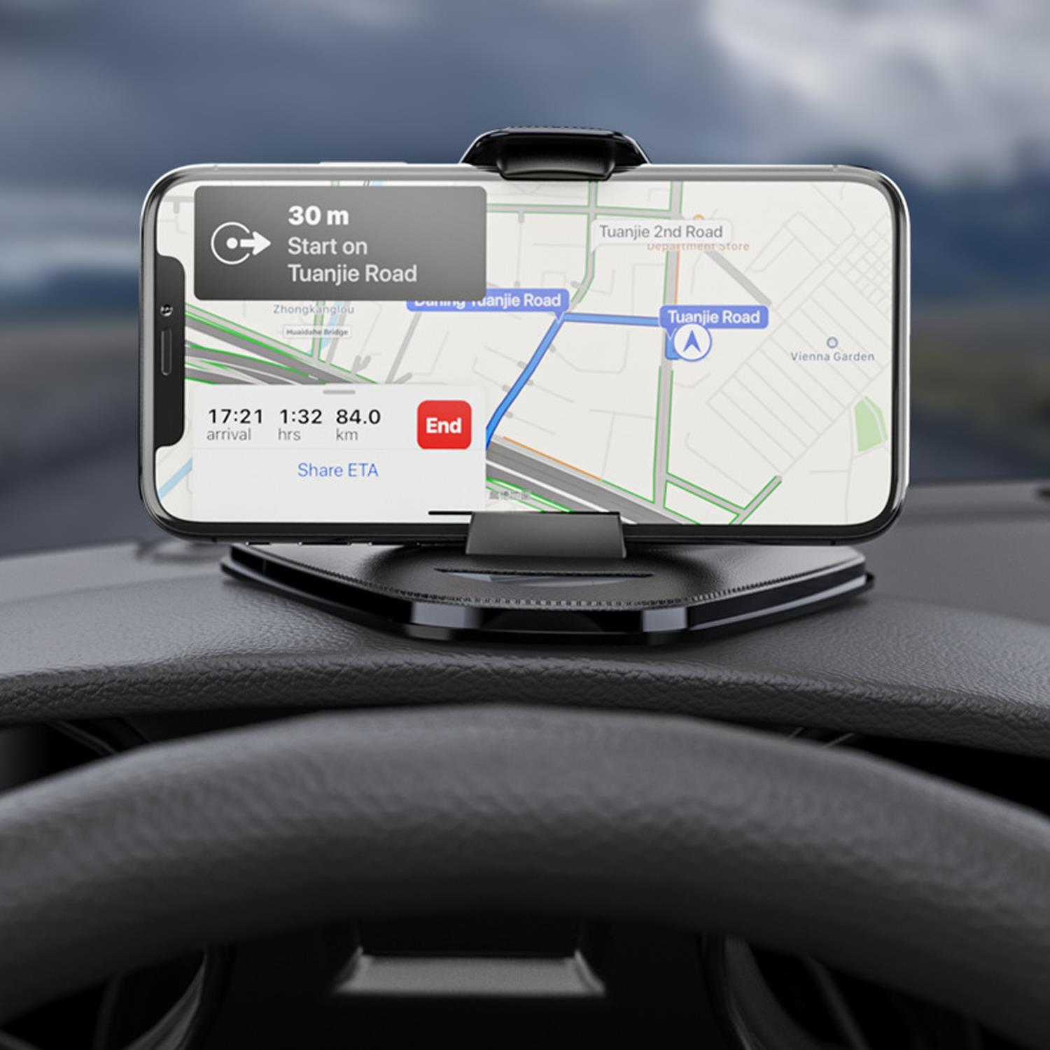 Cruscotto auto con telefono nel supporto. Il telefono mostra la navigazione con mappa e indicazioni.