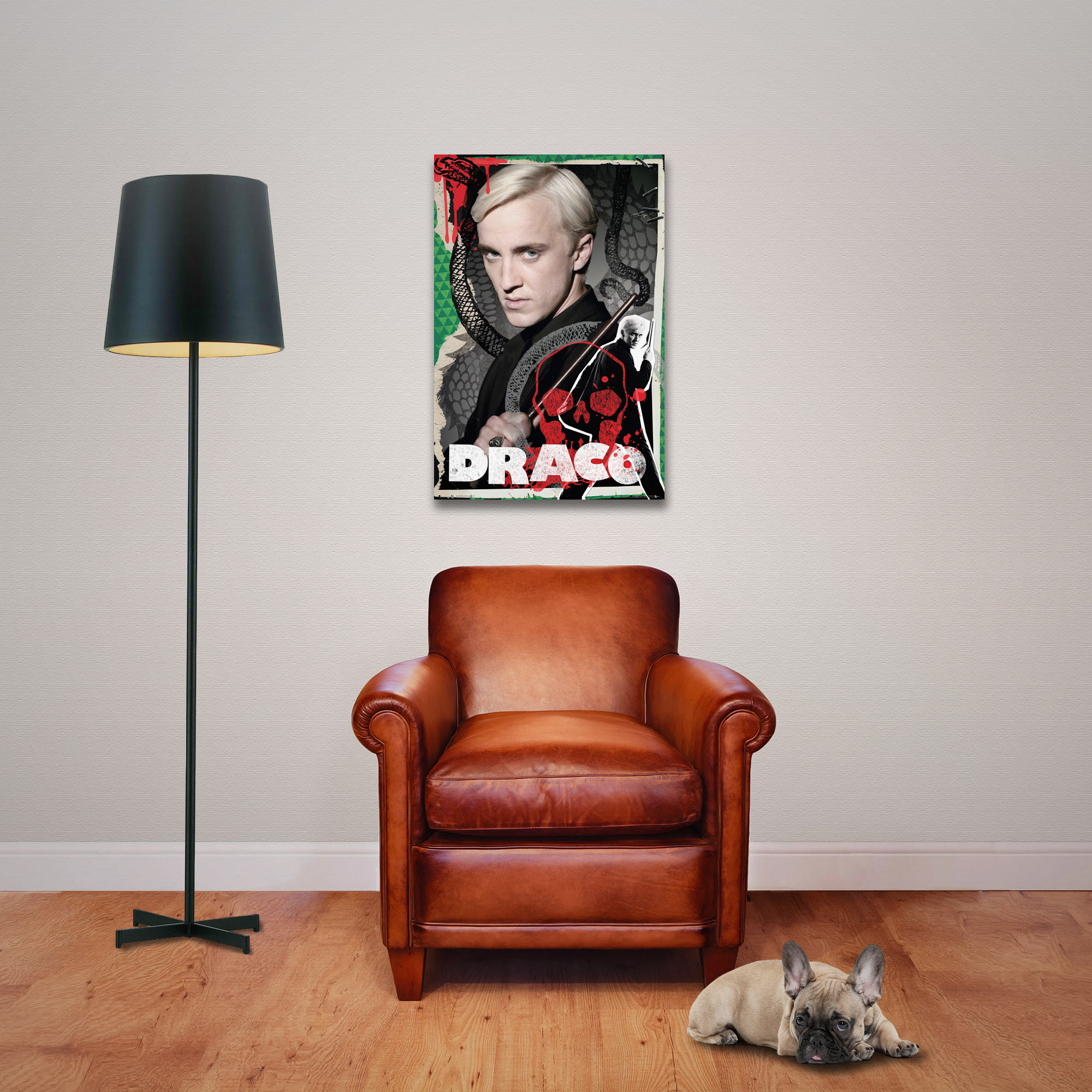 Poster von Draco Malfoy, eine Lampe, ein Stuhl und ein Hund in einem Raum mit Holzboden und weißer Wand.