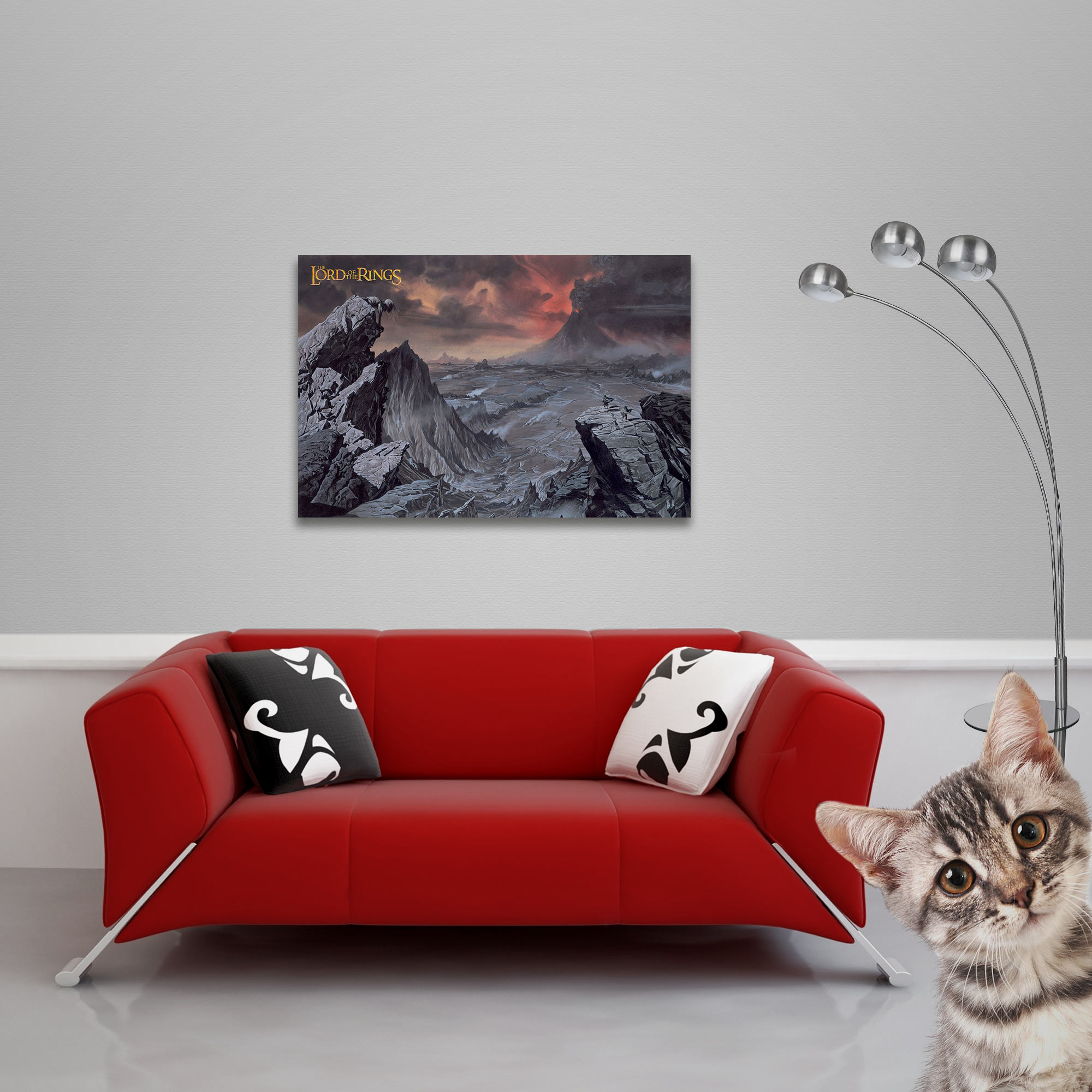 Herr der Ringe Poster an einer grauen Wand. Ein rotes Sofa mit schwarz-weißen Kissen. Katze.