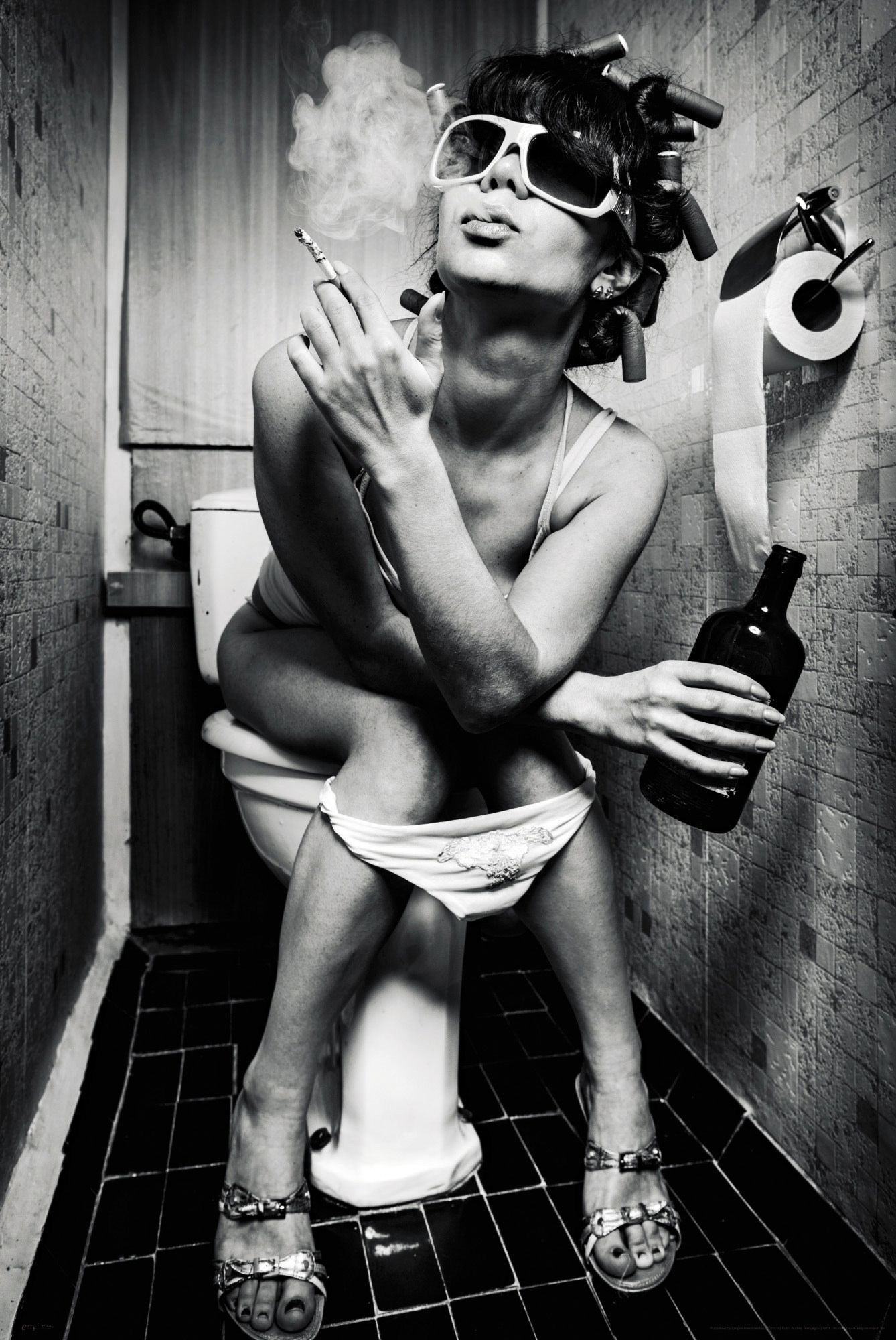 Eine Frau mit Lockenwicklern und Sonnenbrille raucht eine Zigarette auf der Toilette.