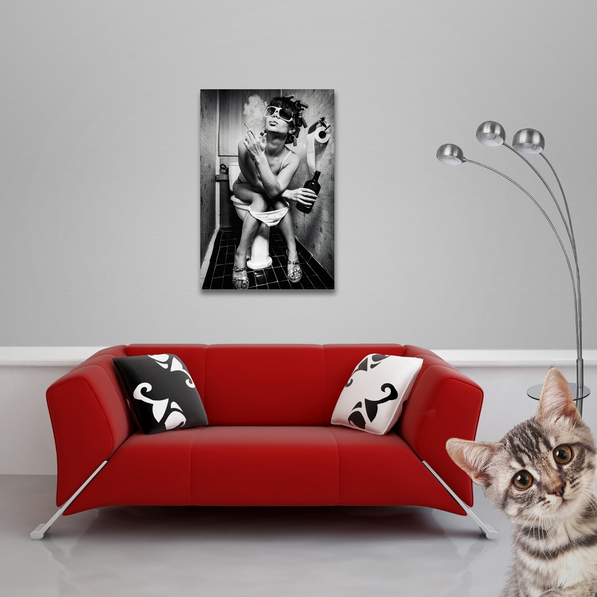 Ein Gemälde einer Frau im Badezimmer, eine Katze im Vordergrund und ein rotes Sofa im Raum.