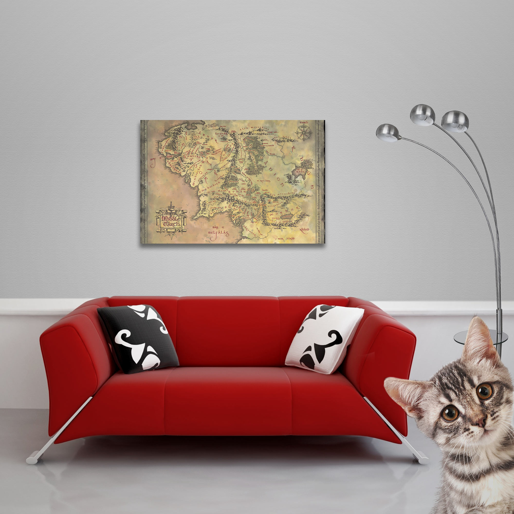 Karte von Mittelerde auf Leinwand, rotes Sofa, Kissen und eine Katze, die späht.